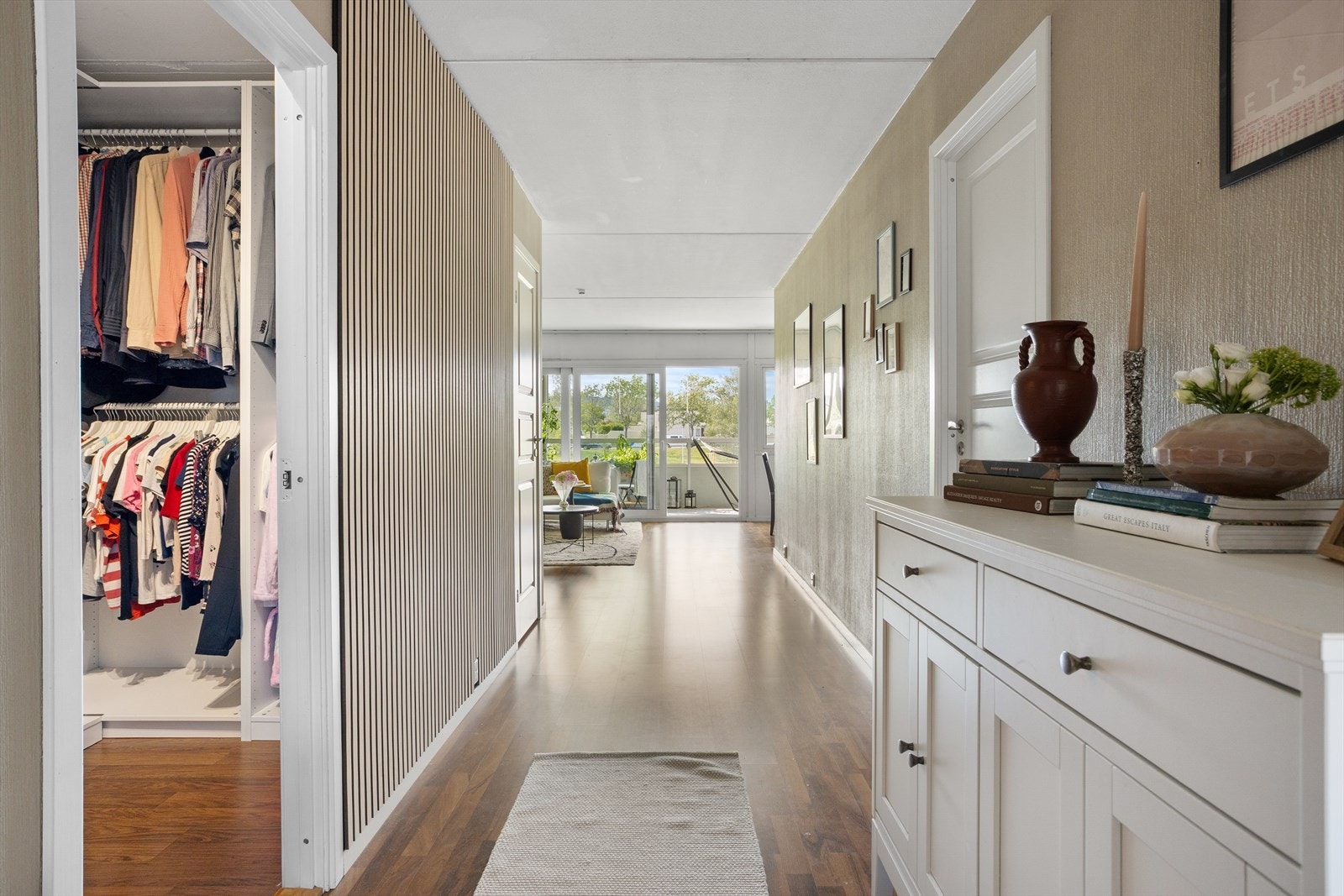 Fra entre er det adkomst til soverommene, bad og omkledningsrom Galleribilde