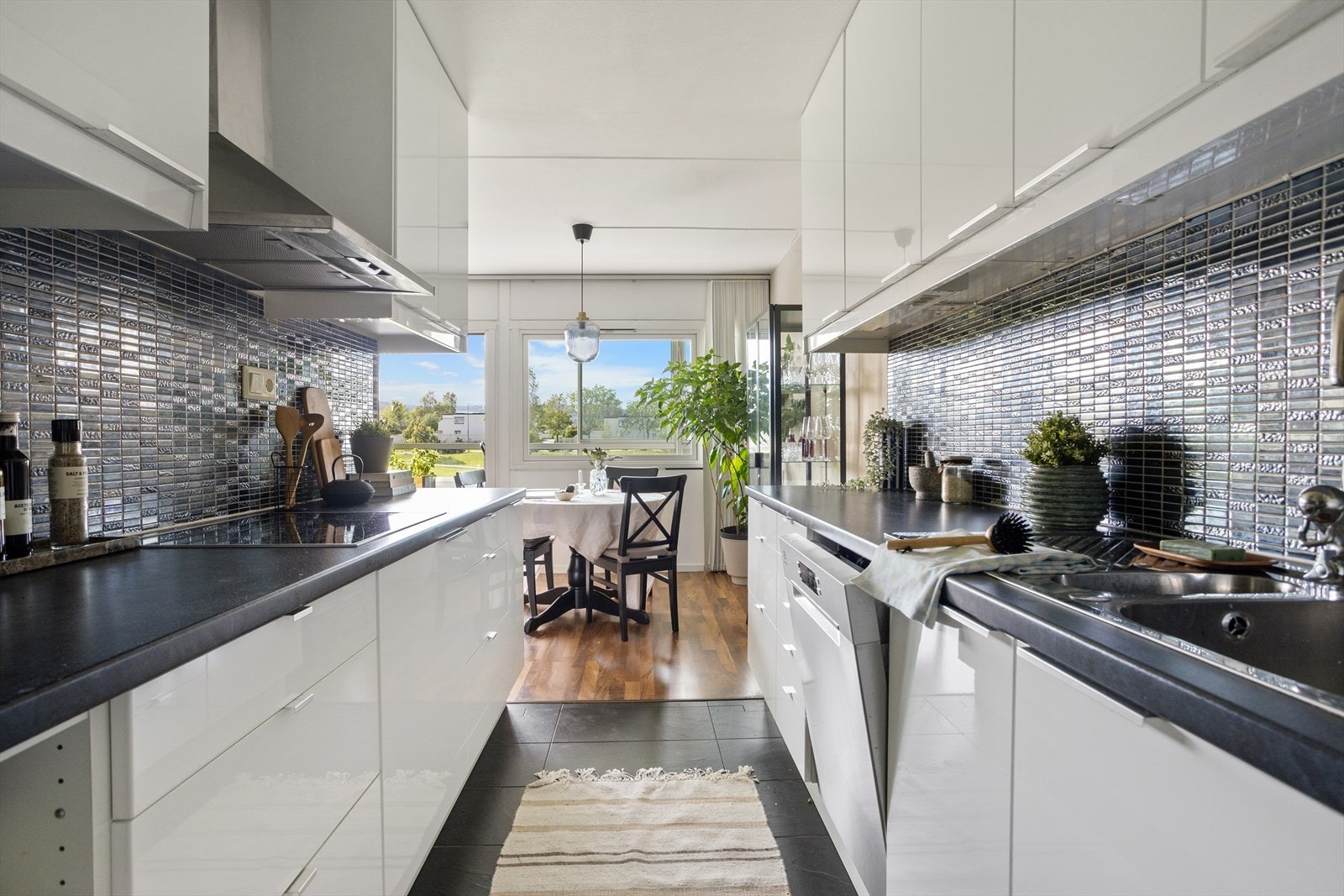 Kjøkkenet har nisje til kjøleskap/fryser, mikrobølgeovn, stekeovn og oppvaskmaskin Galleribilde