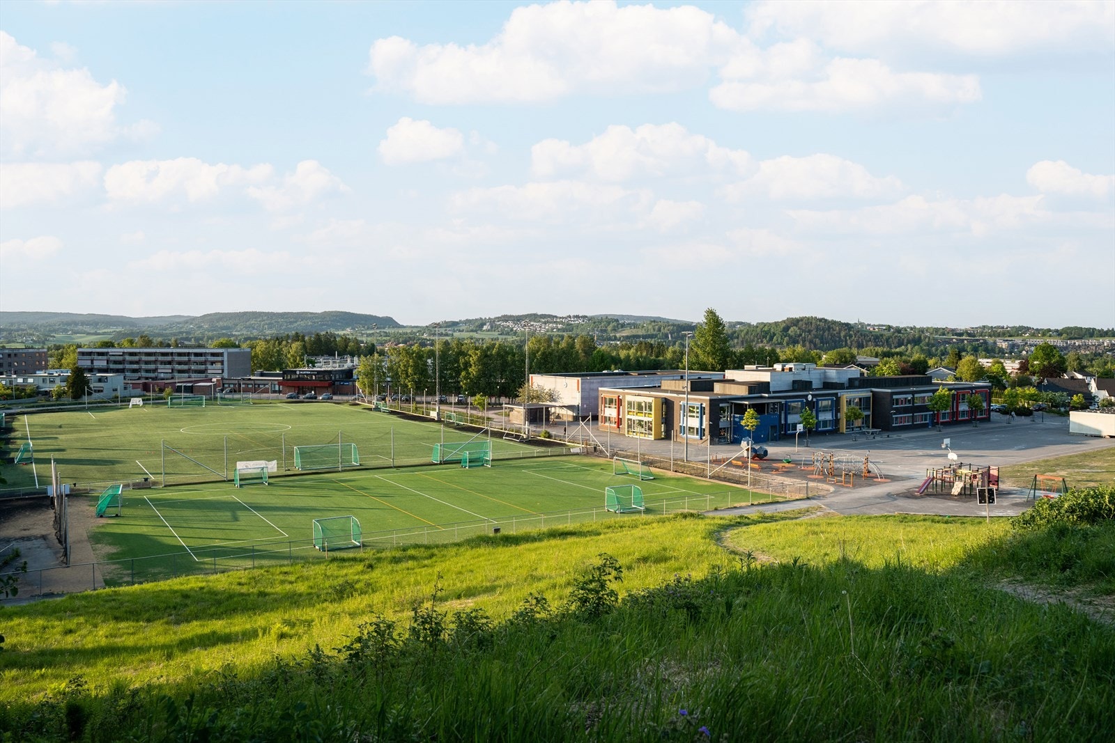 Nærområdet består av flotte turmuligheter, lekeplasser, grøntområder og fotballbaner. Det er et bredt aktivitetstilbud for både store og små Galleribilde