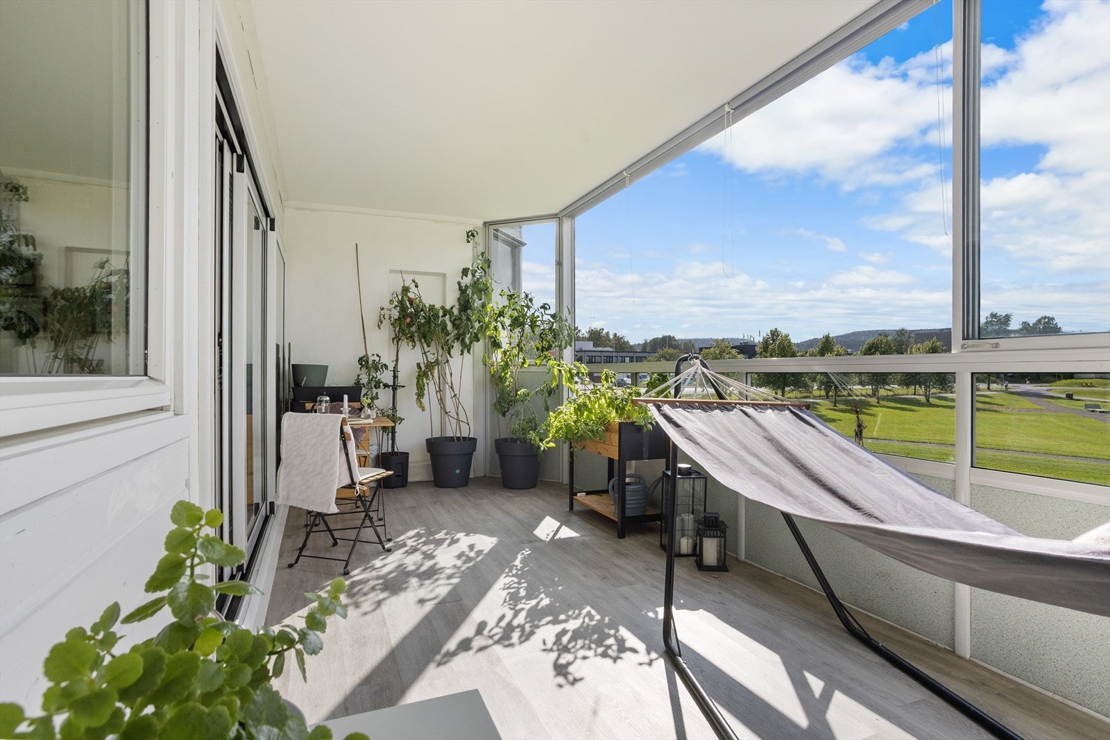 Fra stue er det utgang til vestvendt innglasset balkong på hele 14 kvm Galleribilde