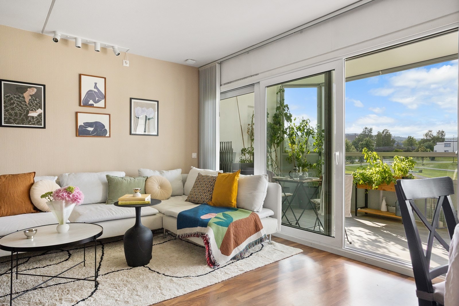 Balkongen er en fin forlengelse av stuen Galleribilde