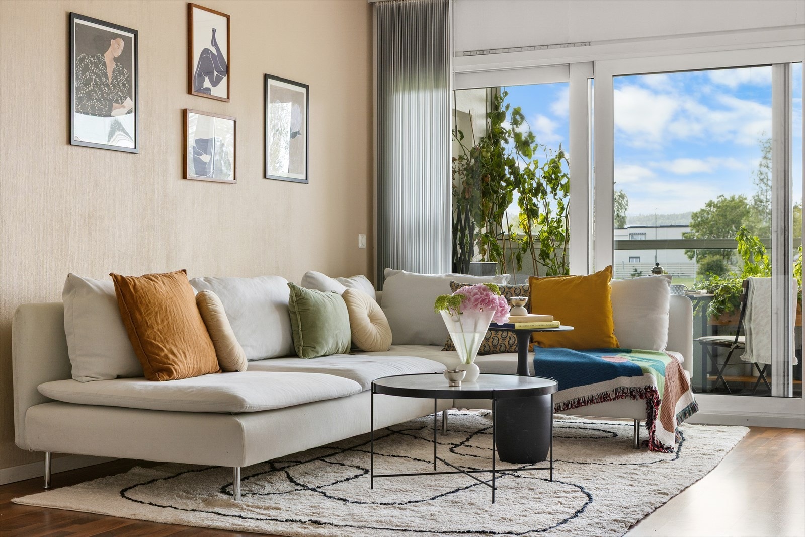 Lys og luftig stue med rikelig av naturlig lysinnslipp fra store vindusflater Galleribilde