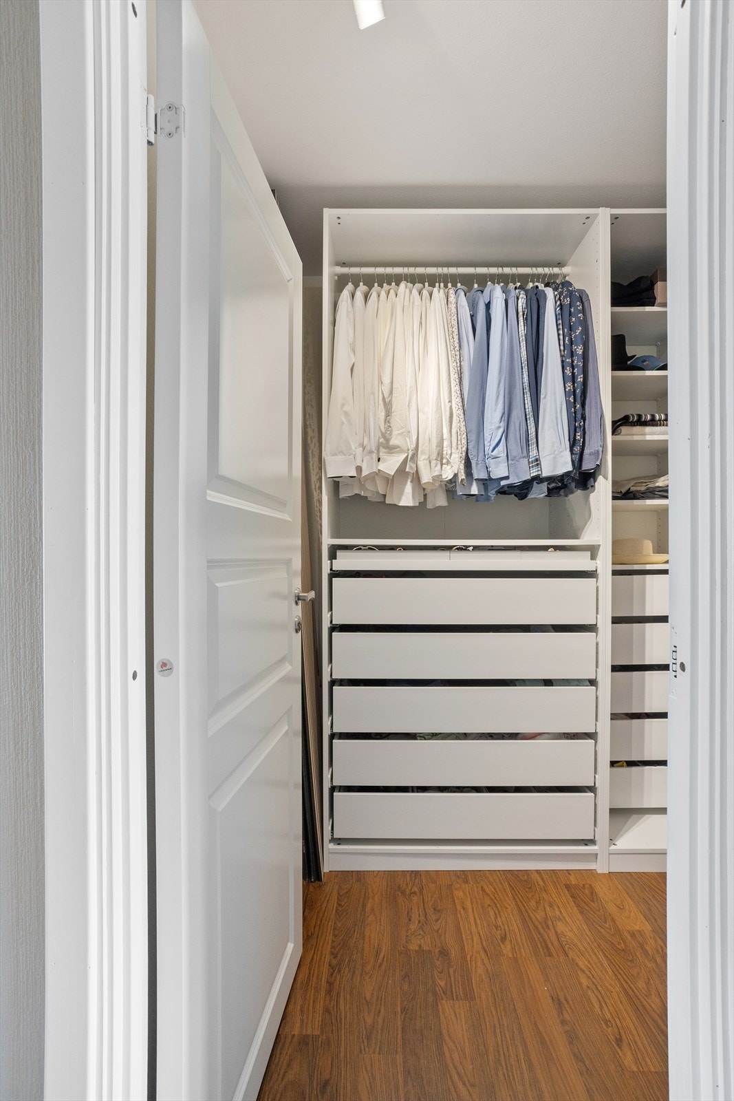 Godt med oppbevaringsplass i omkledningroms, innvendig bod, og utvendig bod Galleribilde