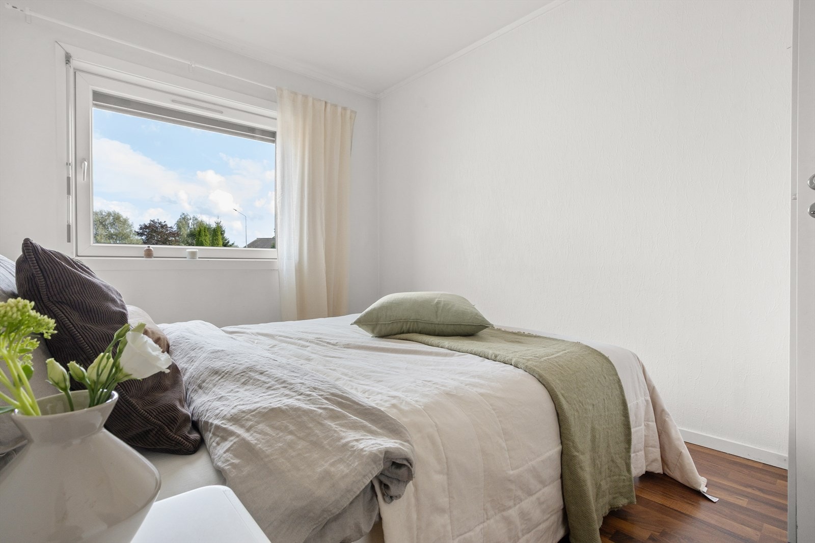 Hovedsoverom med plass til dobbeltseng og tilhørende nattbord Galleribilde