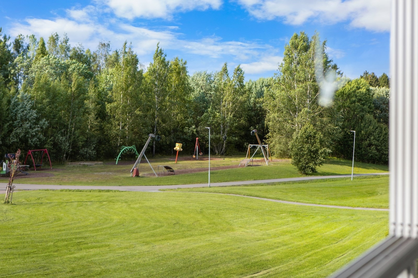 Nabolaget består av flotte fellesområder med lekeplasser, fotballbaner m.m. for både store og små Galleribilde