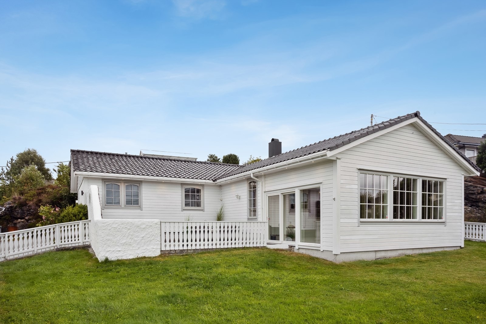 Eiendommen har en skrånet tomt på 1 011,5 kvm. Galleribilde