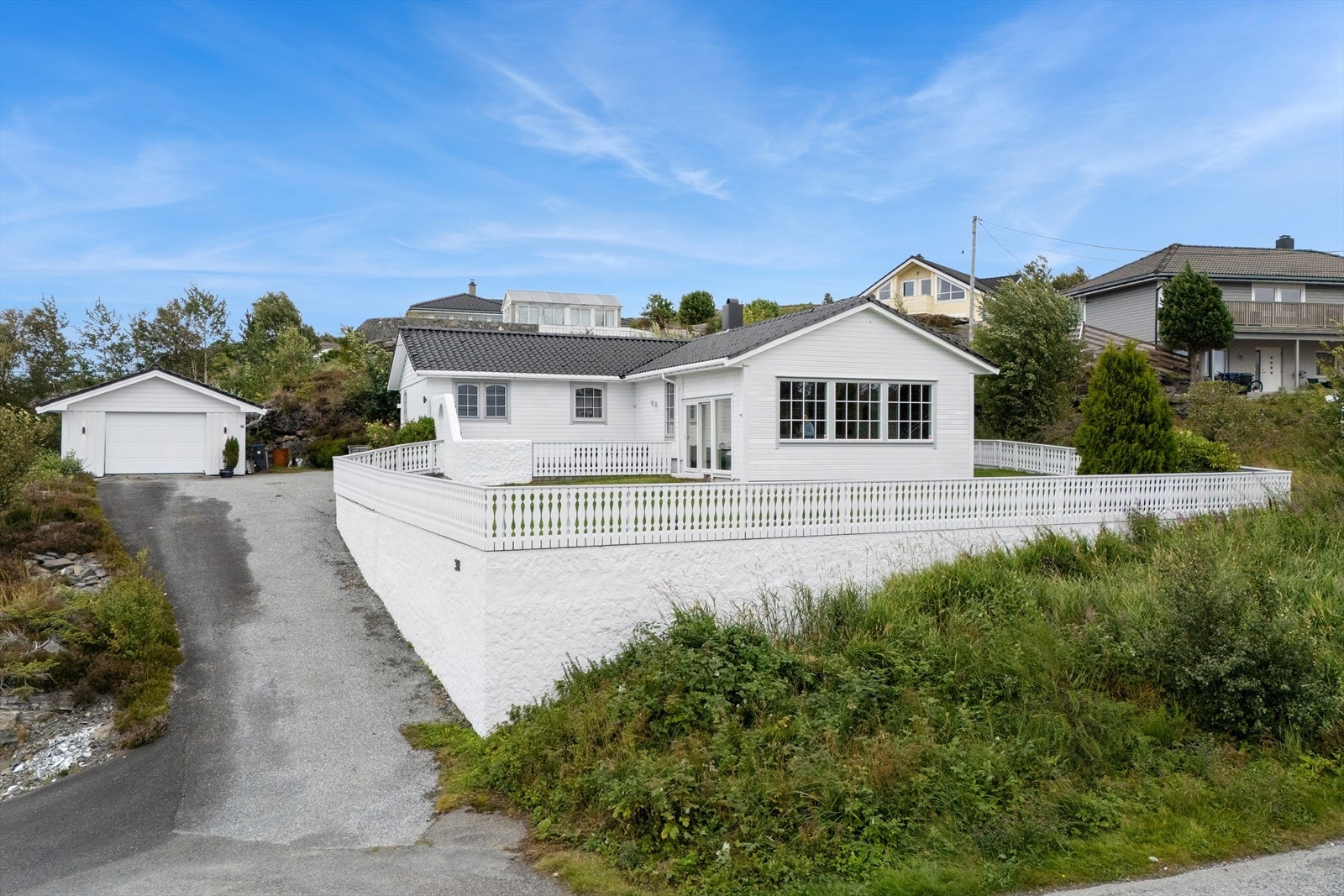 Boligen ligger fint til på et lite høydedrag. Galleribilde