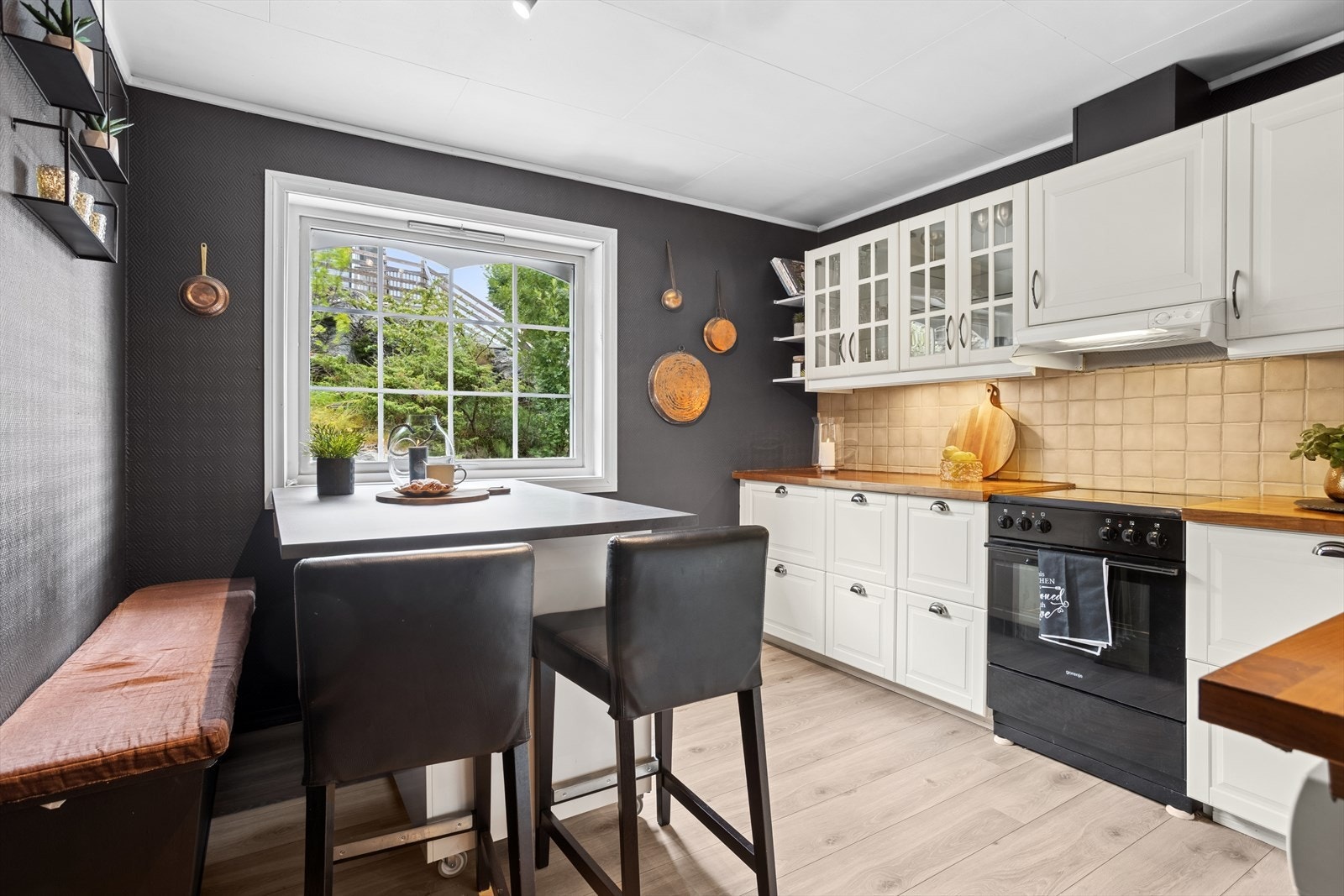 Adskilt kjøkken med god plass til frokostbord. Galleribilde