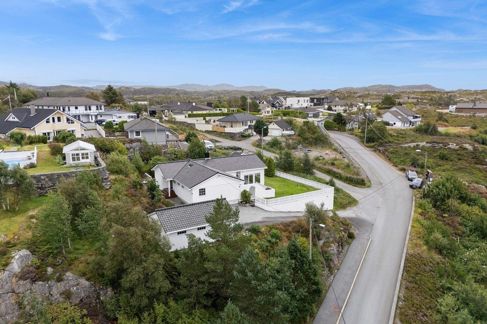 Tomten er pent opparbeidet med gressplen, diverse prydbeplantning murer og terrasser. Galleribilde