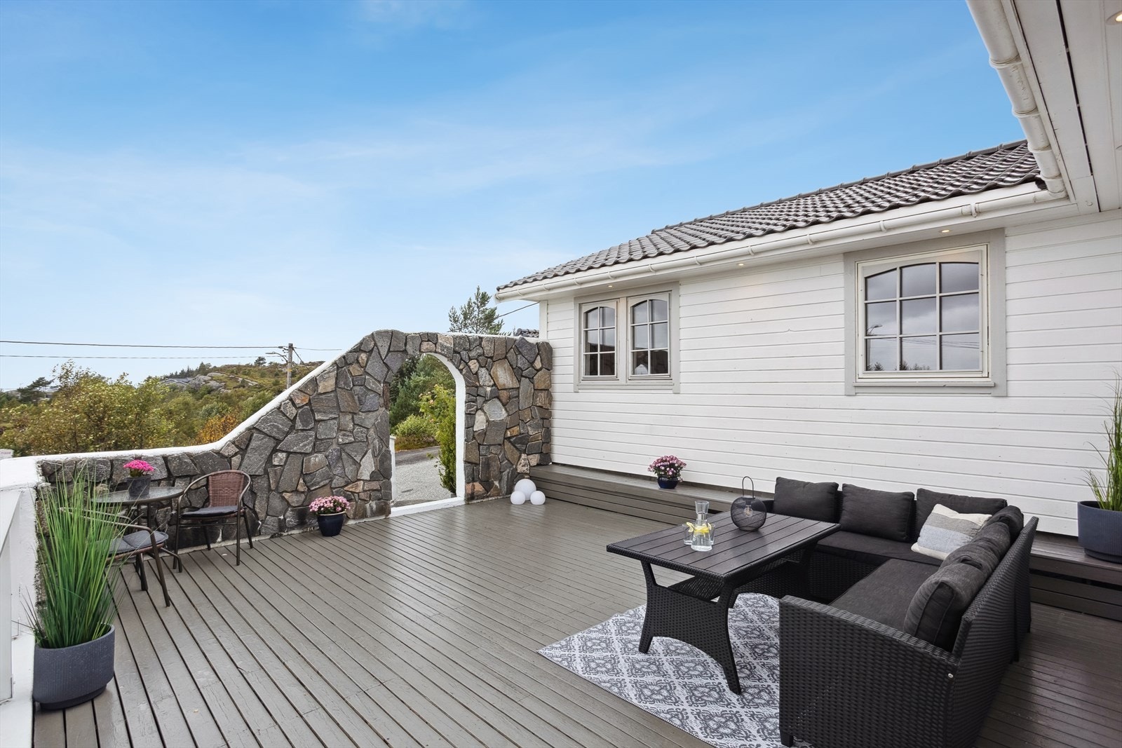 Boligen har utgang til flere solrike uteplasser. Galleribilde