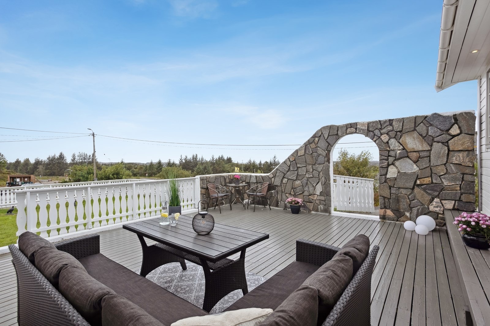 Her ligger alt til rette for å nyte finværsdagene utendørs. Galleribilde