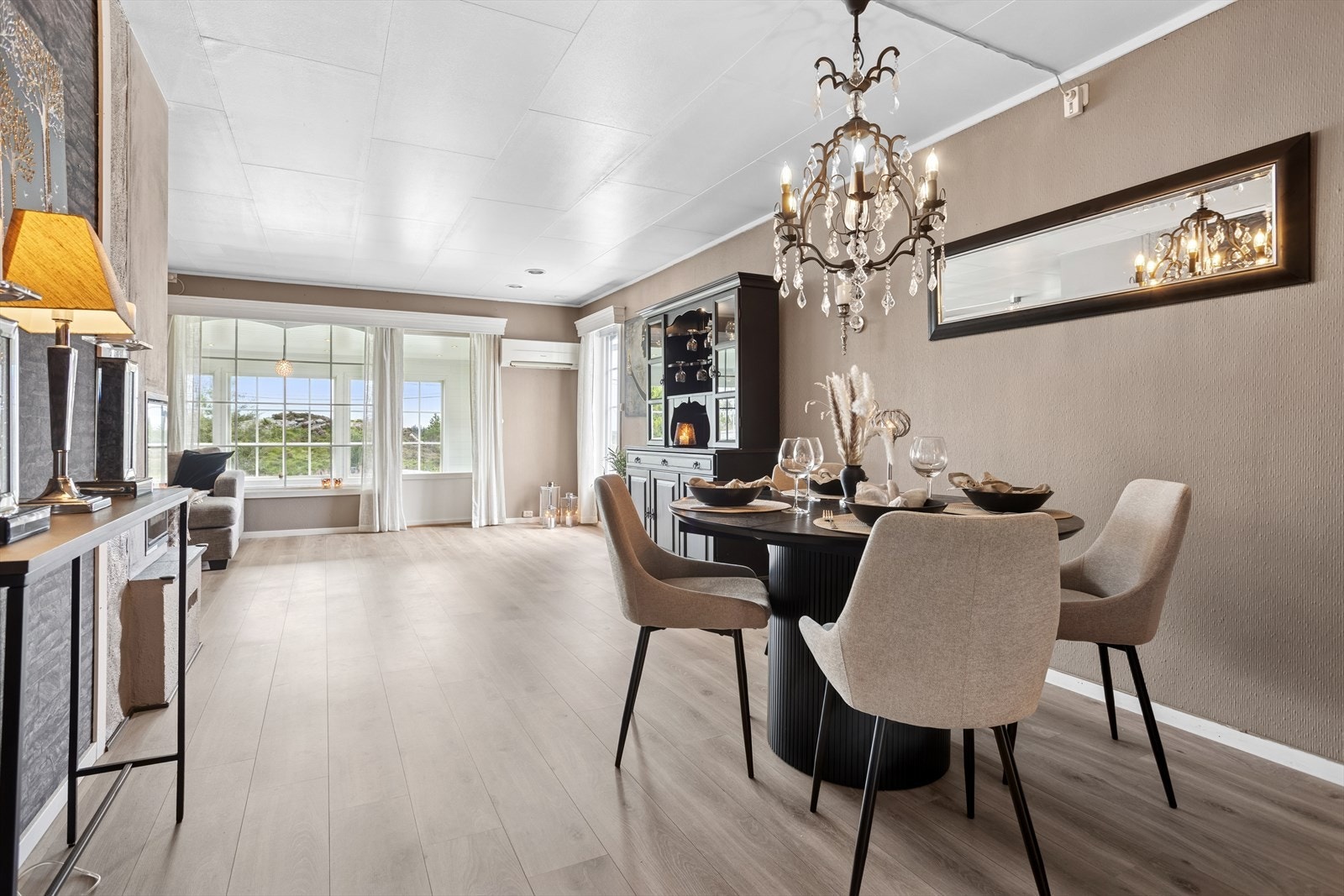 Boligen har en stor og romslig stue/spisestue. Galleribilde