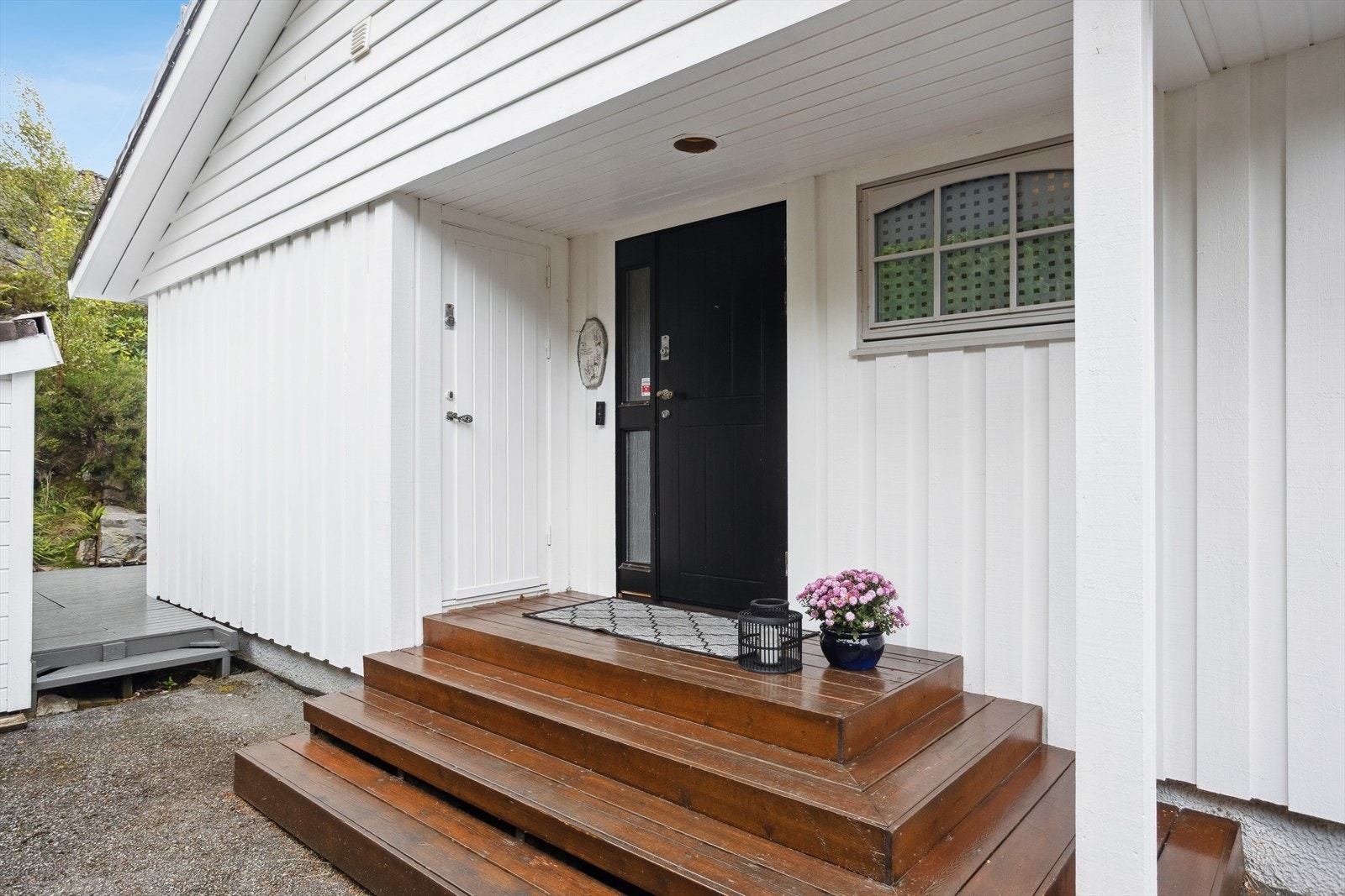Hyggelig inngangsparti med overbygg. Galleribilde