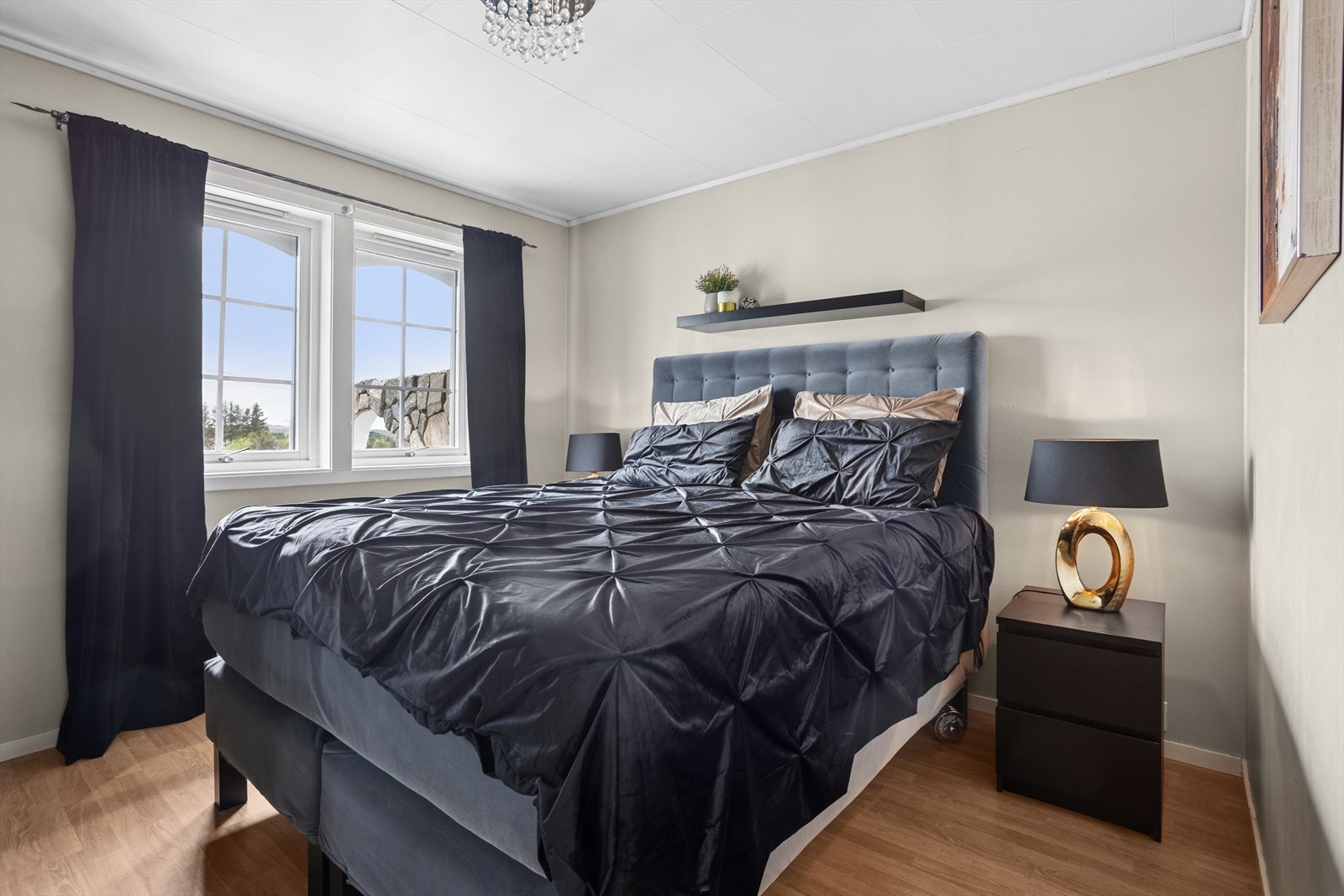 Boligen har tre gode soverom med plass til stor seng. Galleribilde