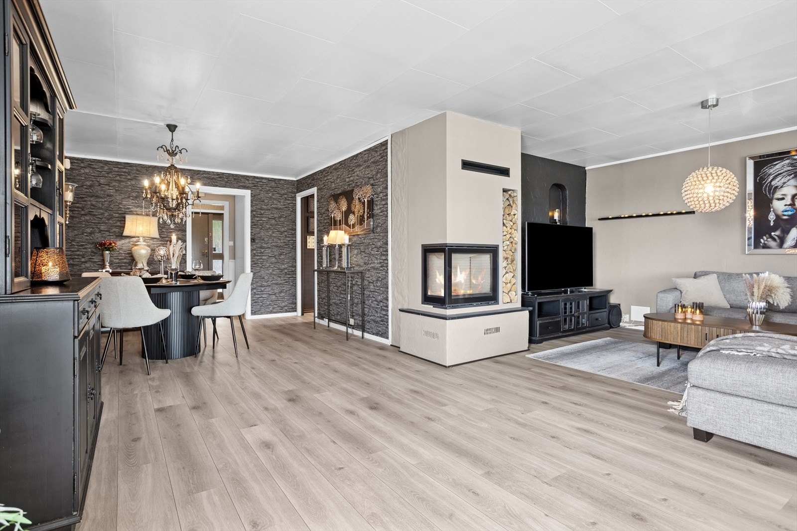 Det er god plass til spisestue og sofagruppe i ulike soner. Galleribilde