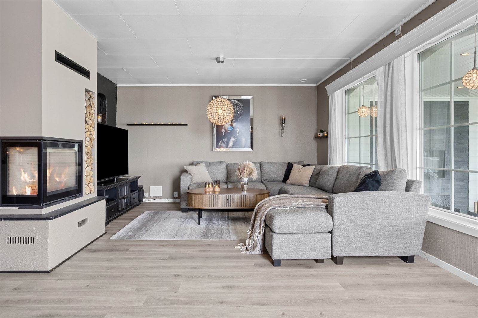 Store vinduer slipper inn godt med naturlig lys i boligen. Galleribilde