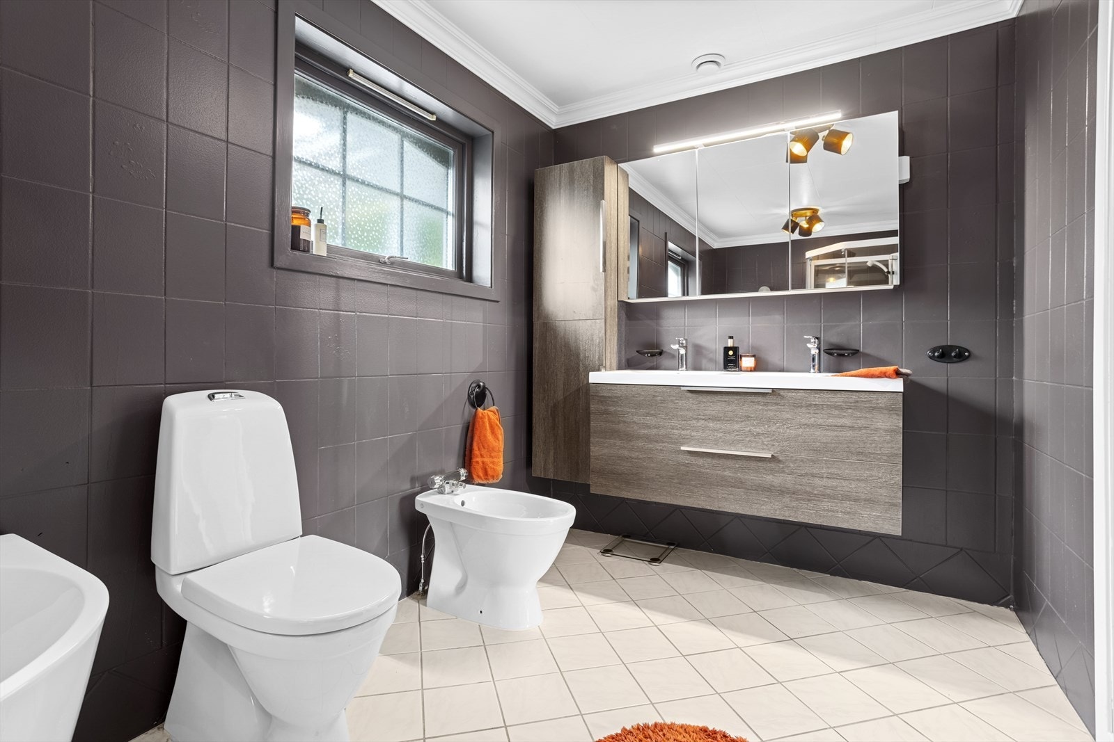 Flislagt baderom fra byggeår med varmekabler i gulv. Galleribilde