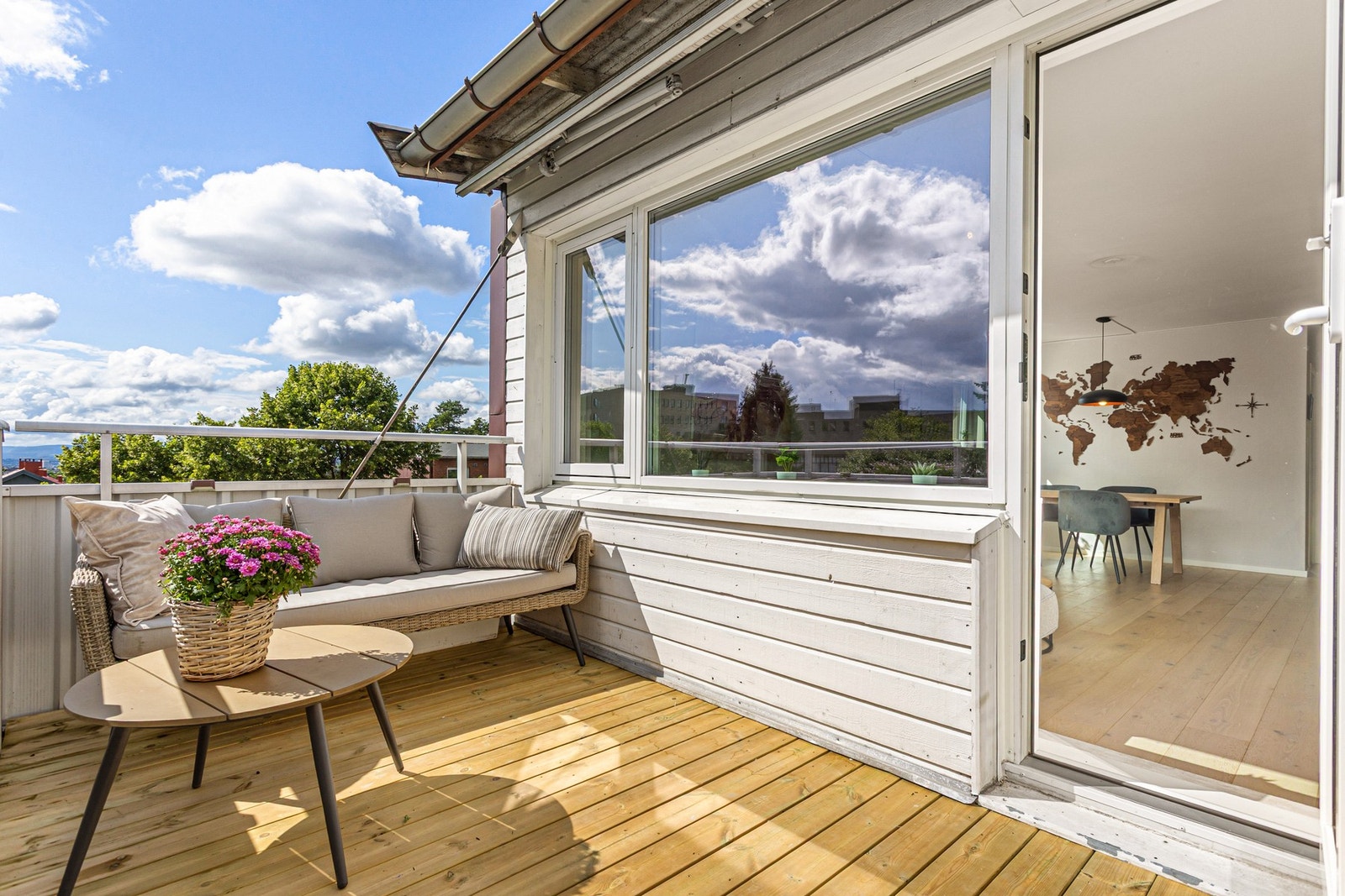 Det ble nylig lagt nye terrassebord på balkongen. Galleribilde