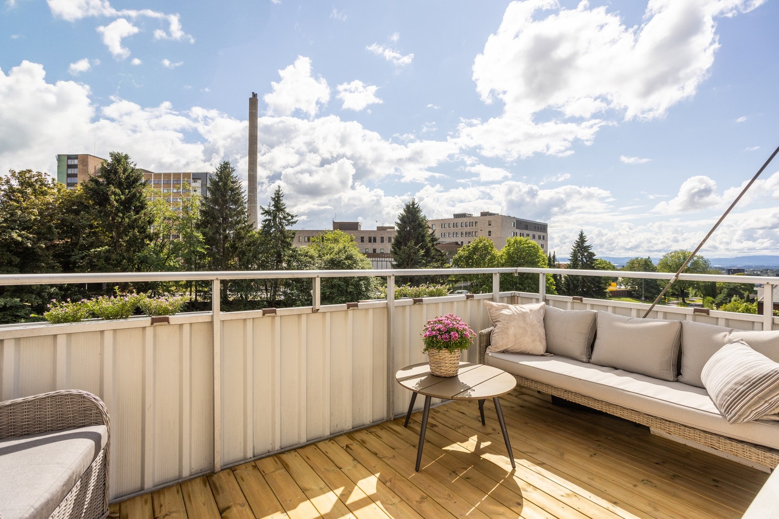 Herlig balkong på ca. 8 kvm. Her er det gode solforhold på sommerstid, samt en flott utsikt mot frodige og grønne omgivelser. Galleribilde