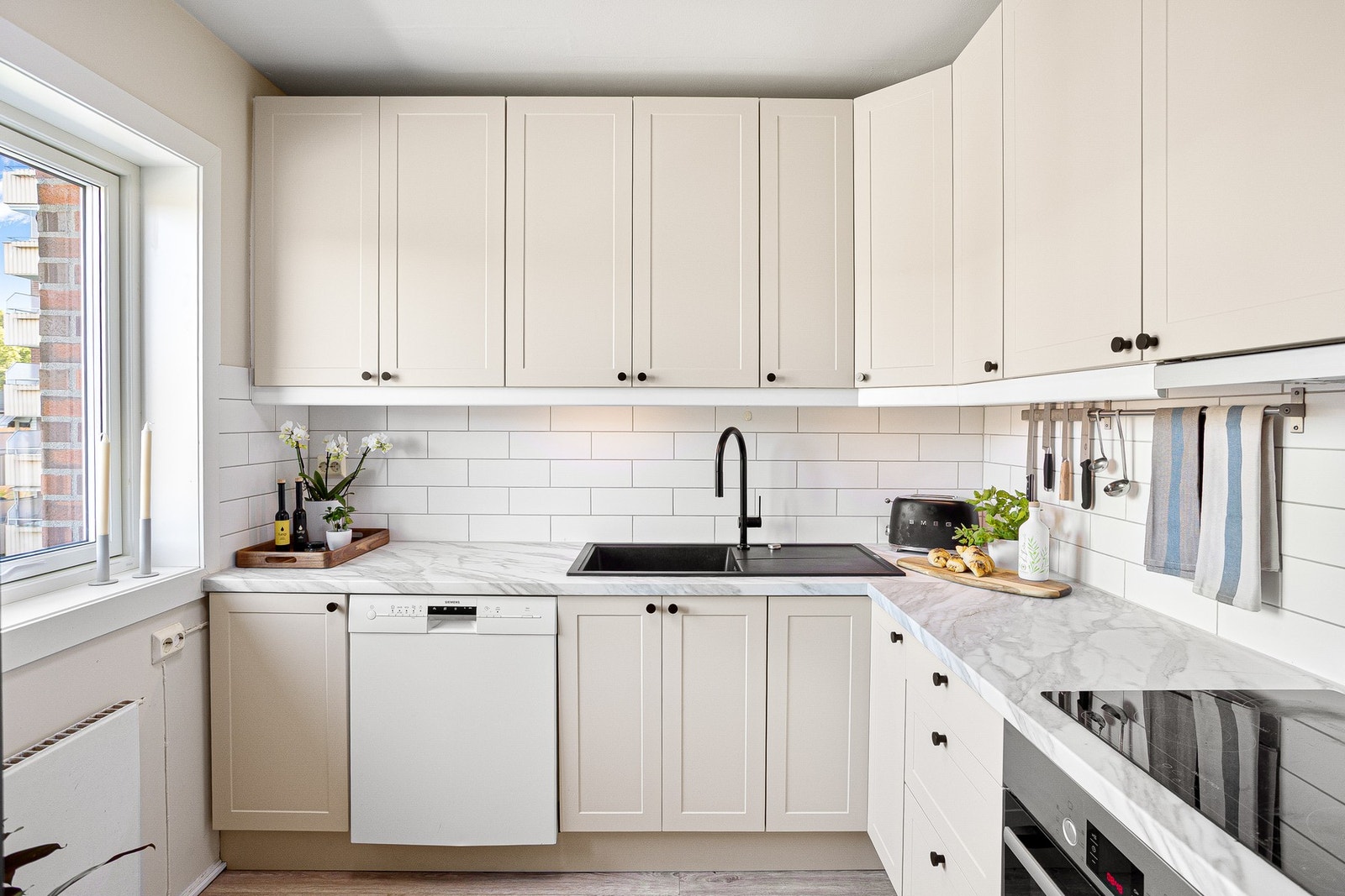 I 2025 ble det montert nye fronter, sokler, dekksider, ny benkeplate, og nye hengsler og håndtak. Galleribilde