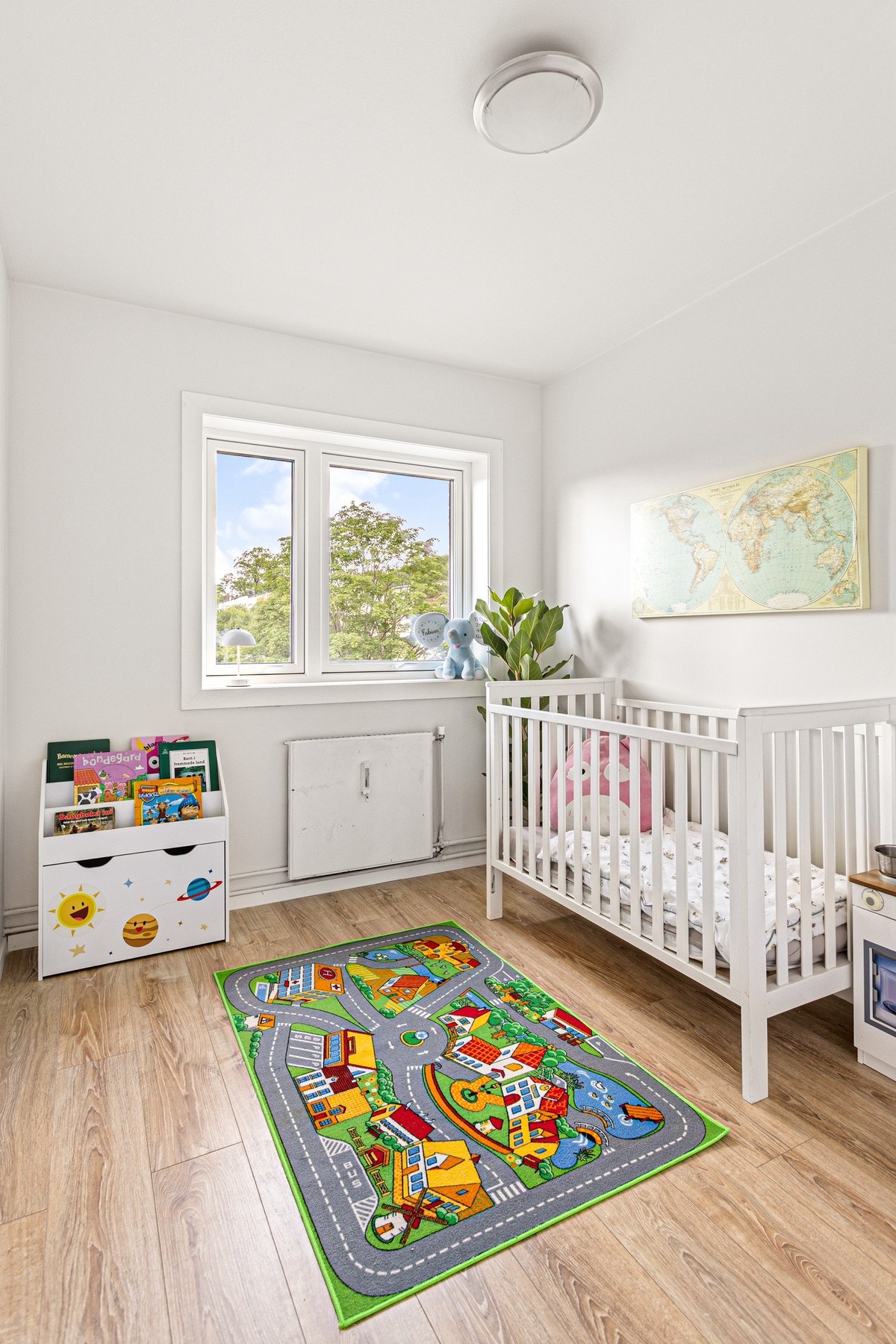 Her er det plass til seng og skrivebord, samt garderobeløsning. Galleribilde