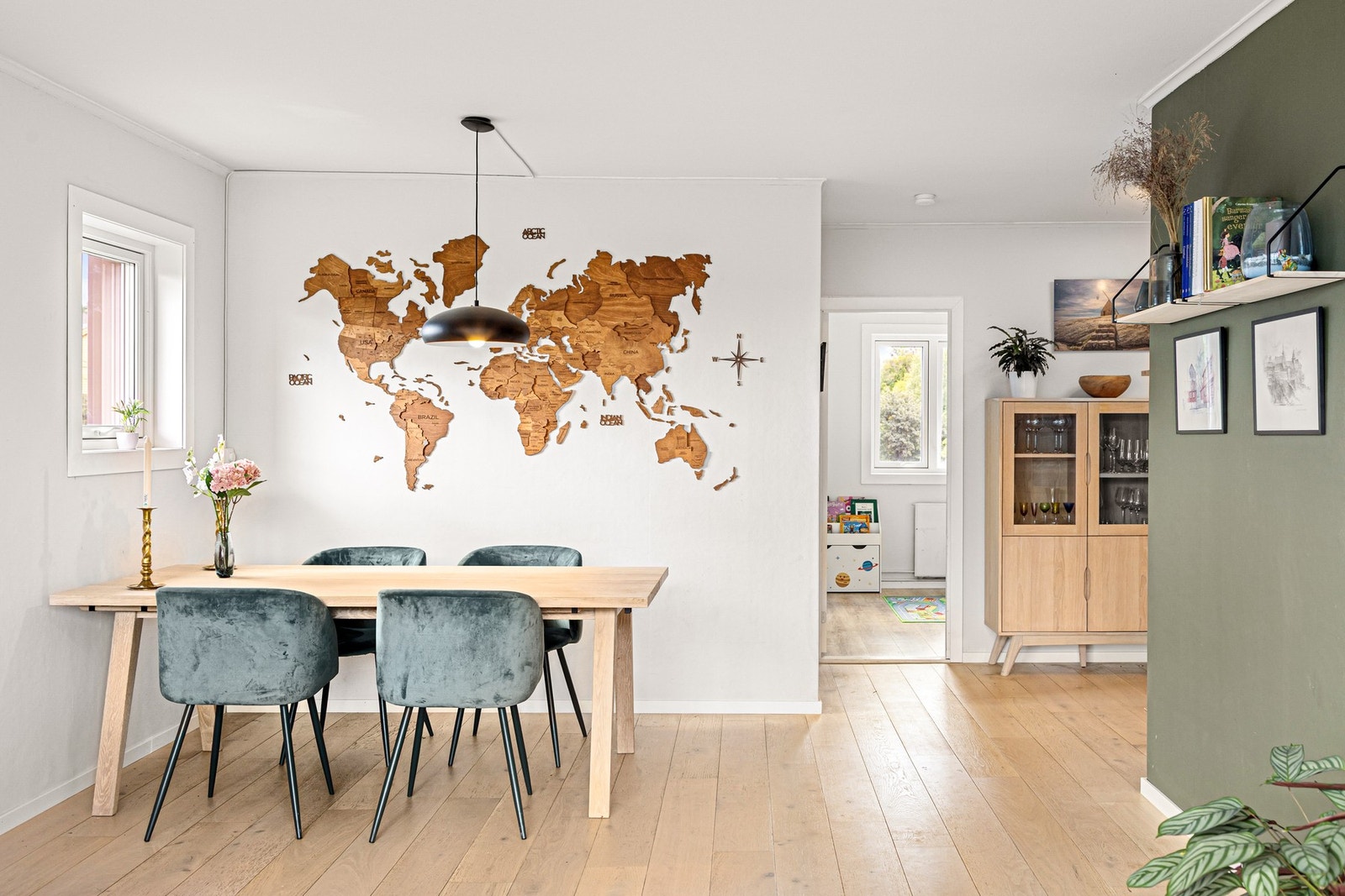 I stuen er det store vindusflater som slipper inn rikelig med naturlig lys. Galleribilde