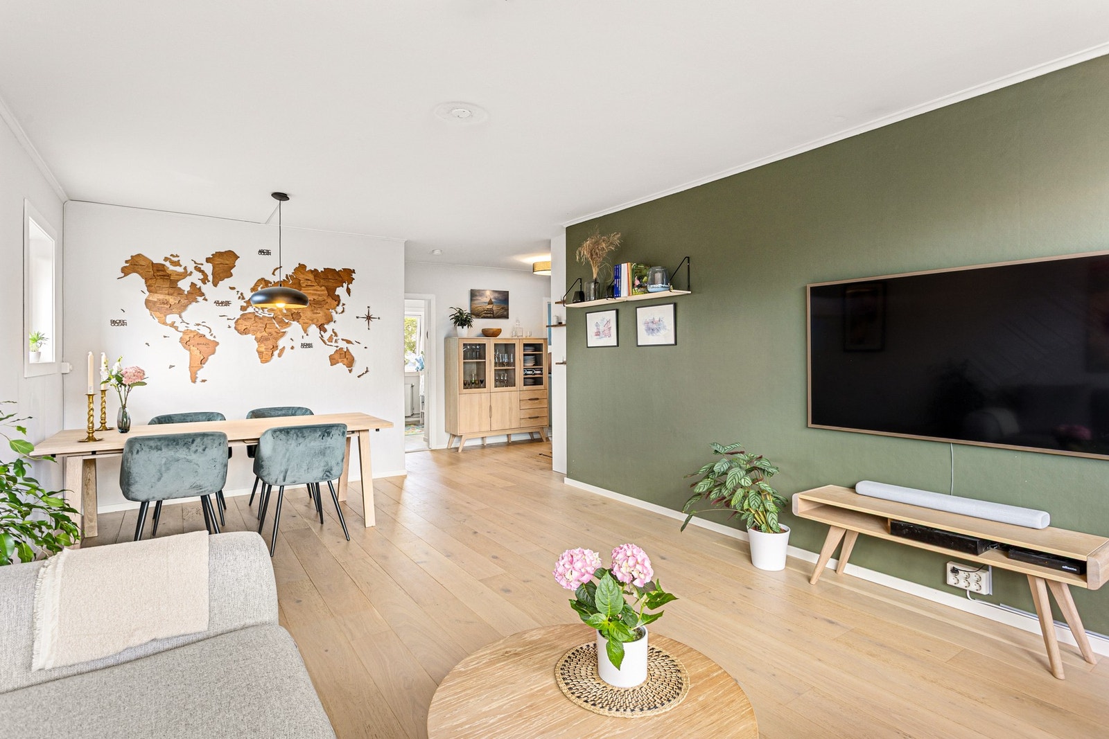 Praktisk planløsning på rommet gjør at det er god plass til sofagruppe med tilhørende møblement, i tillegg til stort spisebord. Galleribilde