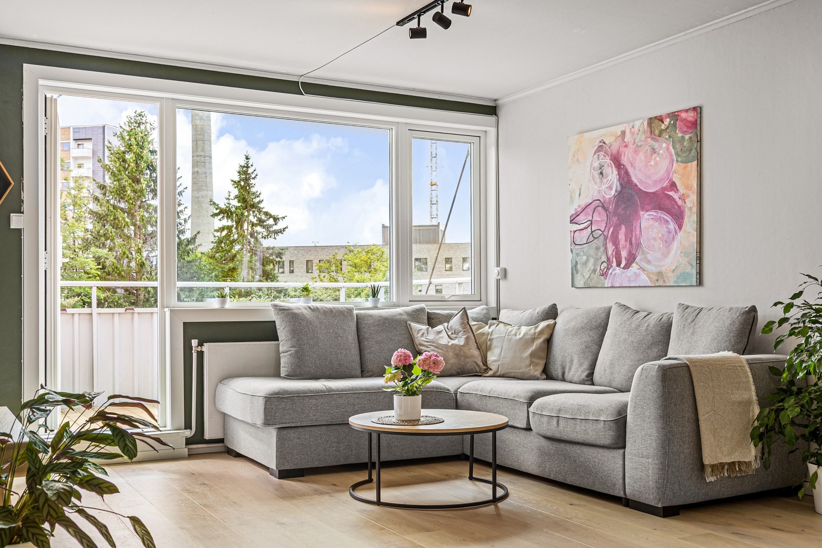 Videre inn fra inngangspartiet finner du boligens sosiale samlingspunkt - nemlig stuen. Galleribilde