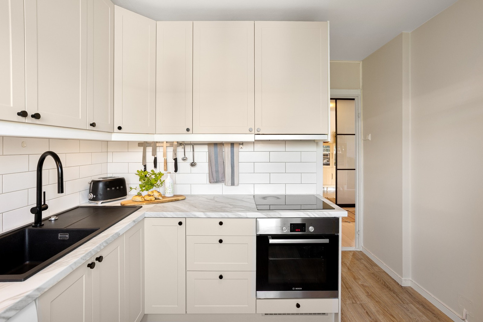 Hvitevarene på kjøkkenet medfølger med unntak av det frittstående kjøleskapet. Galleribilde