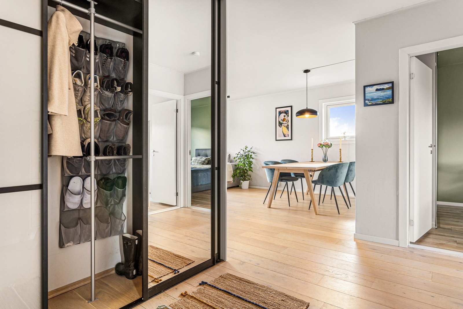 Her er det en stor skyvedørsgarderobe med god plass til oppheng av yttertøy og plassering av sko. Galleribilde