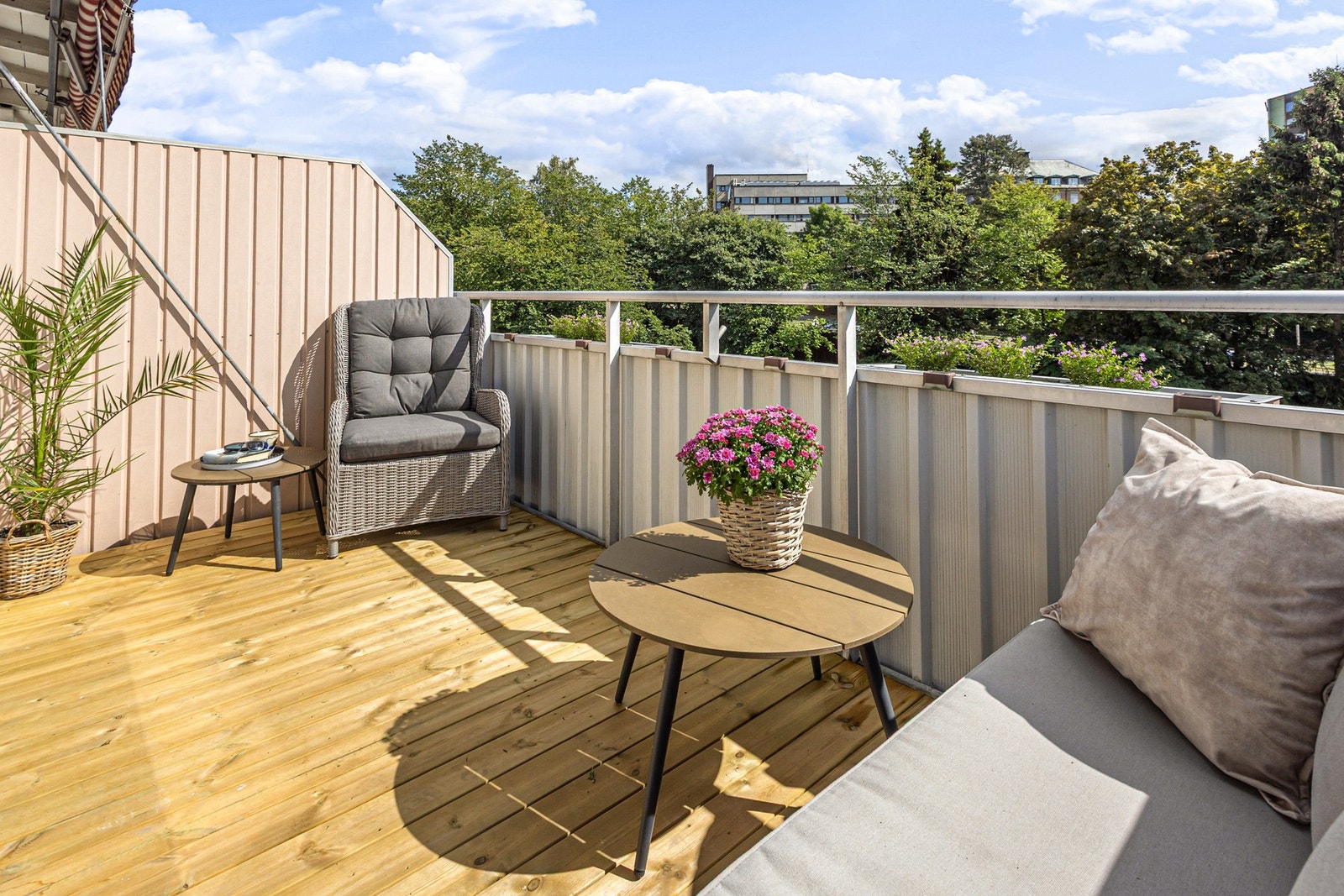 Det er meget gode solforhold på balkongen og på solfylte dager vil det være sol på balkongen fra rundt kl.8 og frem til ca. kl.19 ifølge nåværende eiere. Galleribilde