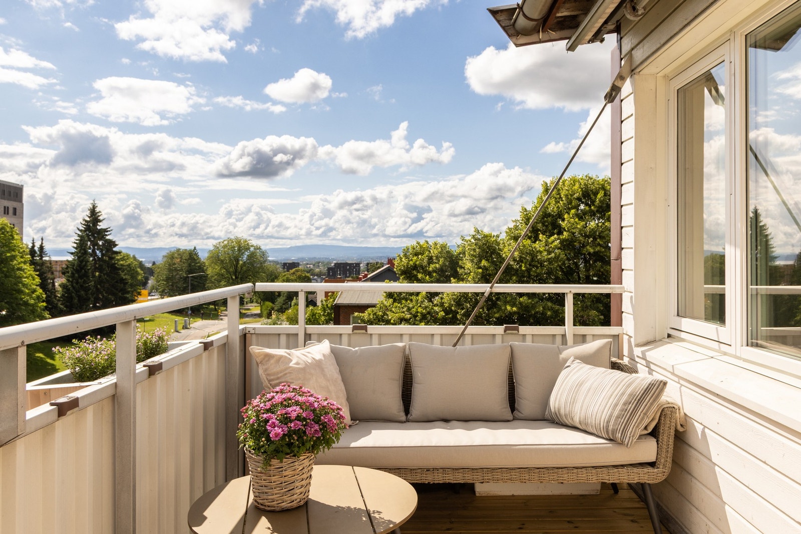 Dette er lys og gjennomgående 3-roms topp- og endeleilighet med meget god intern beliggenhet. Galleribilde