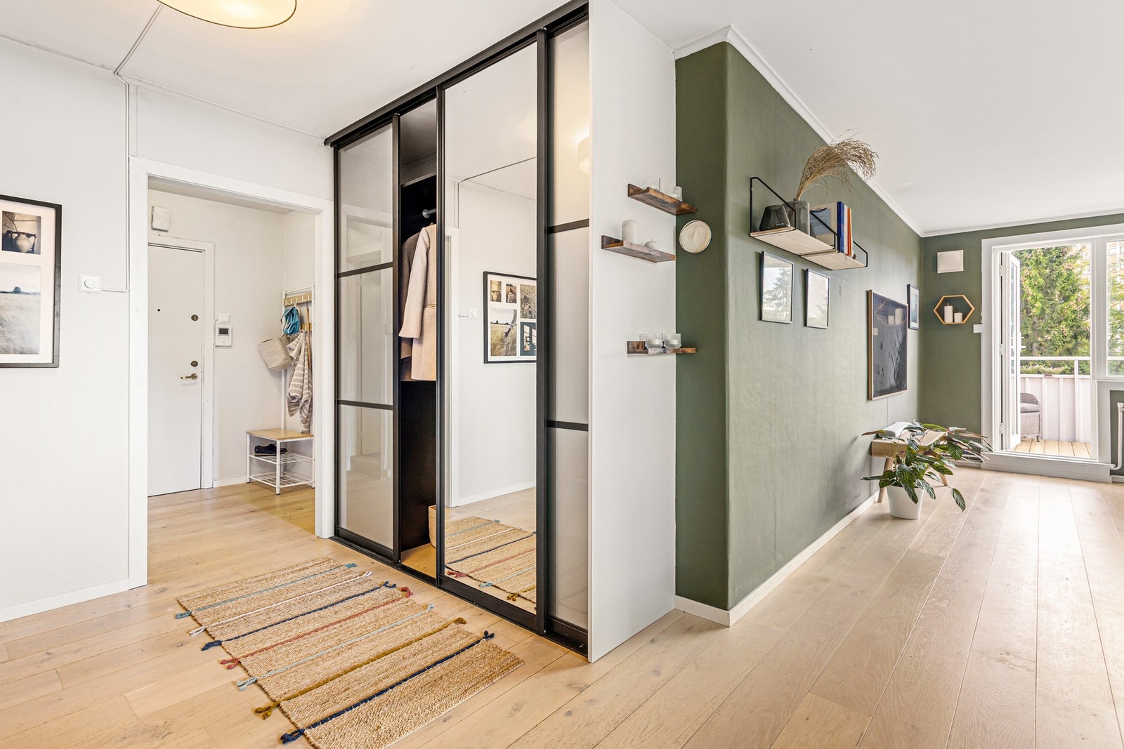 Ditt første møte med boligen er en romslig og lys gang som gir et umiddelbart godt førsteinntrykk. Galleribilde