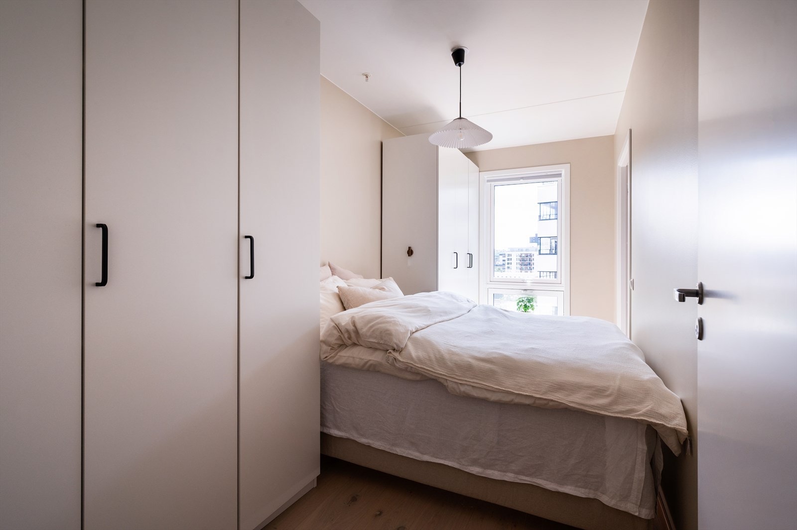 Soverommet er fint utformet med plass til stor dobbeltseng og har rikelig med lys og luftemuligheter fra to vinduer Galleribilde