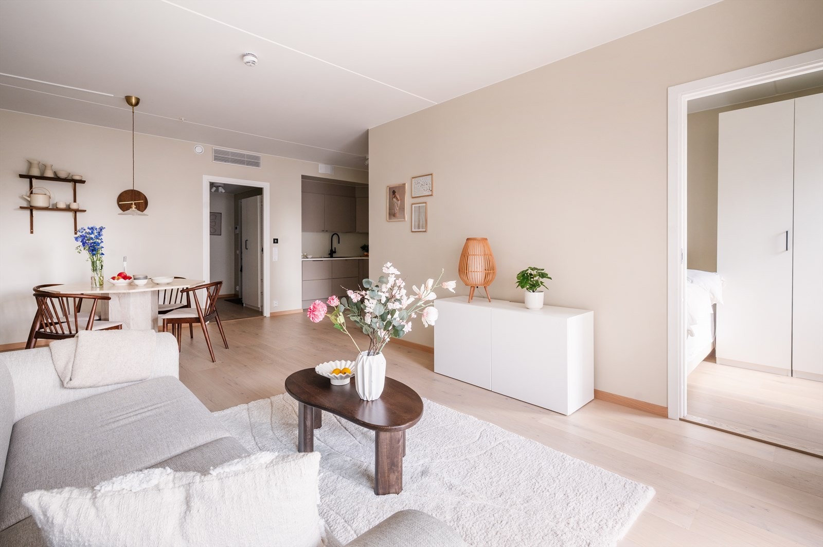 Rommet kan innredes med både sofagruppe og spisebord Galleribilde