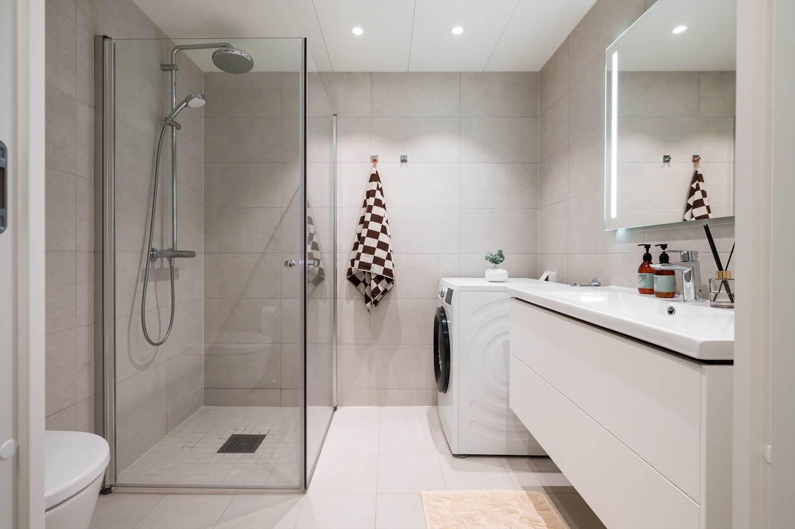 Delikat bad fra byggeår som er flislagt med vannbåren gulvvarme som gir en lun følelse på kalde dager Galleribilde