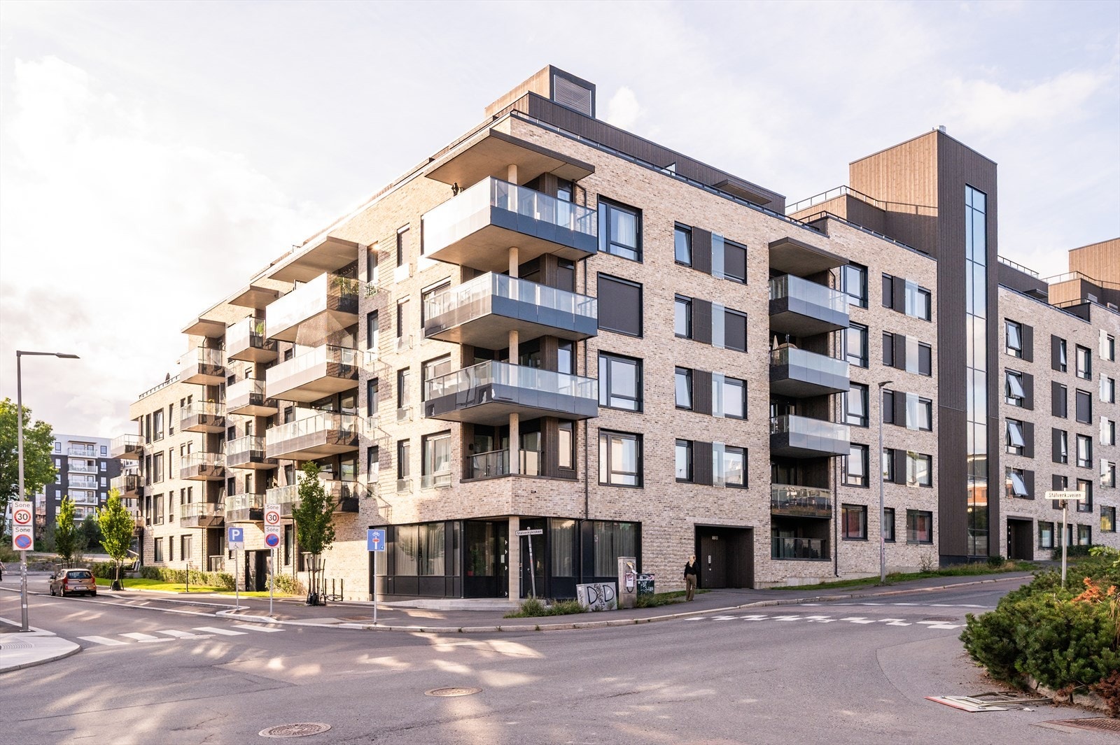 Moderne og stilren fasade på bygget gir leiligheten et godt inntrykk allerede før du kommer inn døra Galleribilde