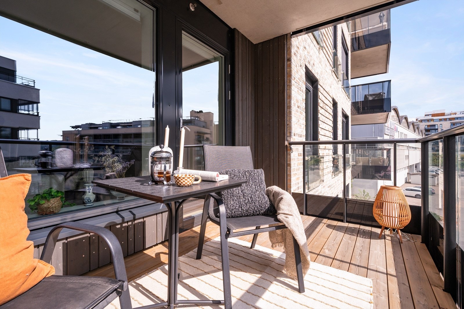 Fra stuen er det utgang til en sydvestvendt balkong på ca. 7 kvm, perfekt for å nyte solen fra ettermiddag til kveld Galleribilde