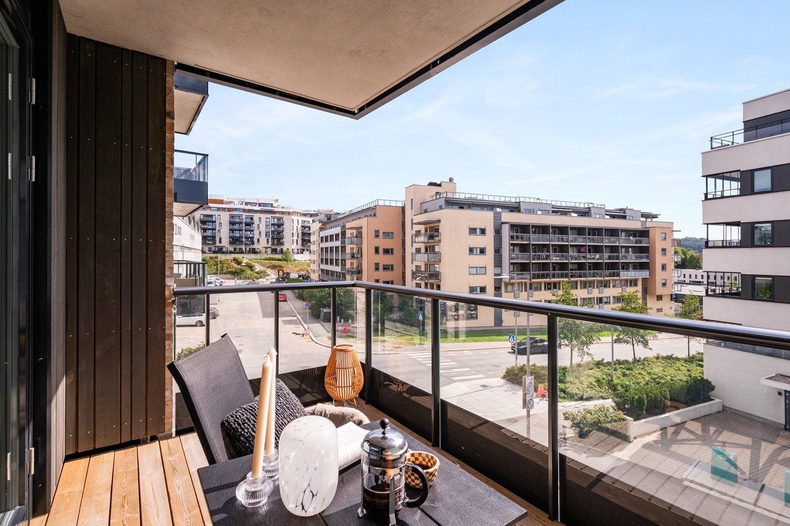 Dette er en moderne, lys og nyoppført 2-roms leilighet med gode løsninger og kvalitetsmaterialer Galleribilde