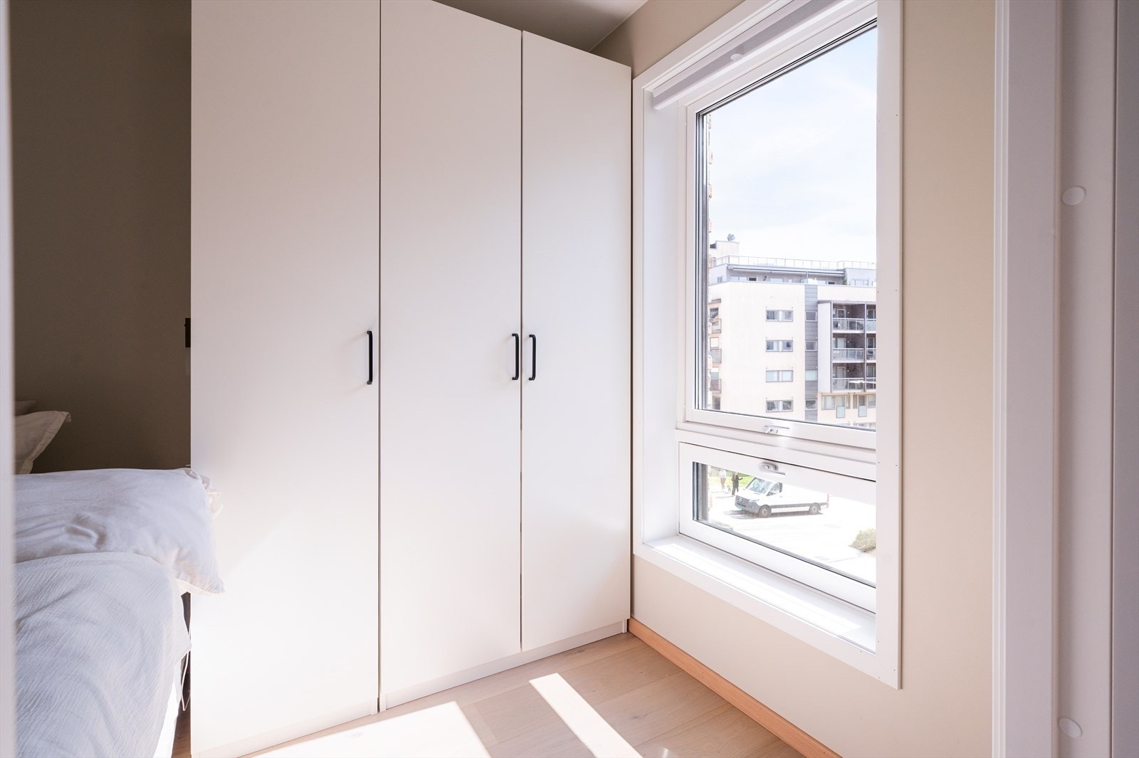 Soverommet er fint utformet med plass til stor dobbeltseng og nattbord Galleribilde