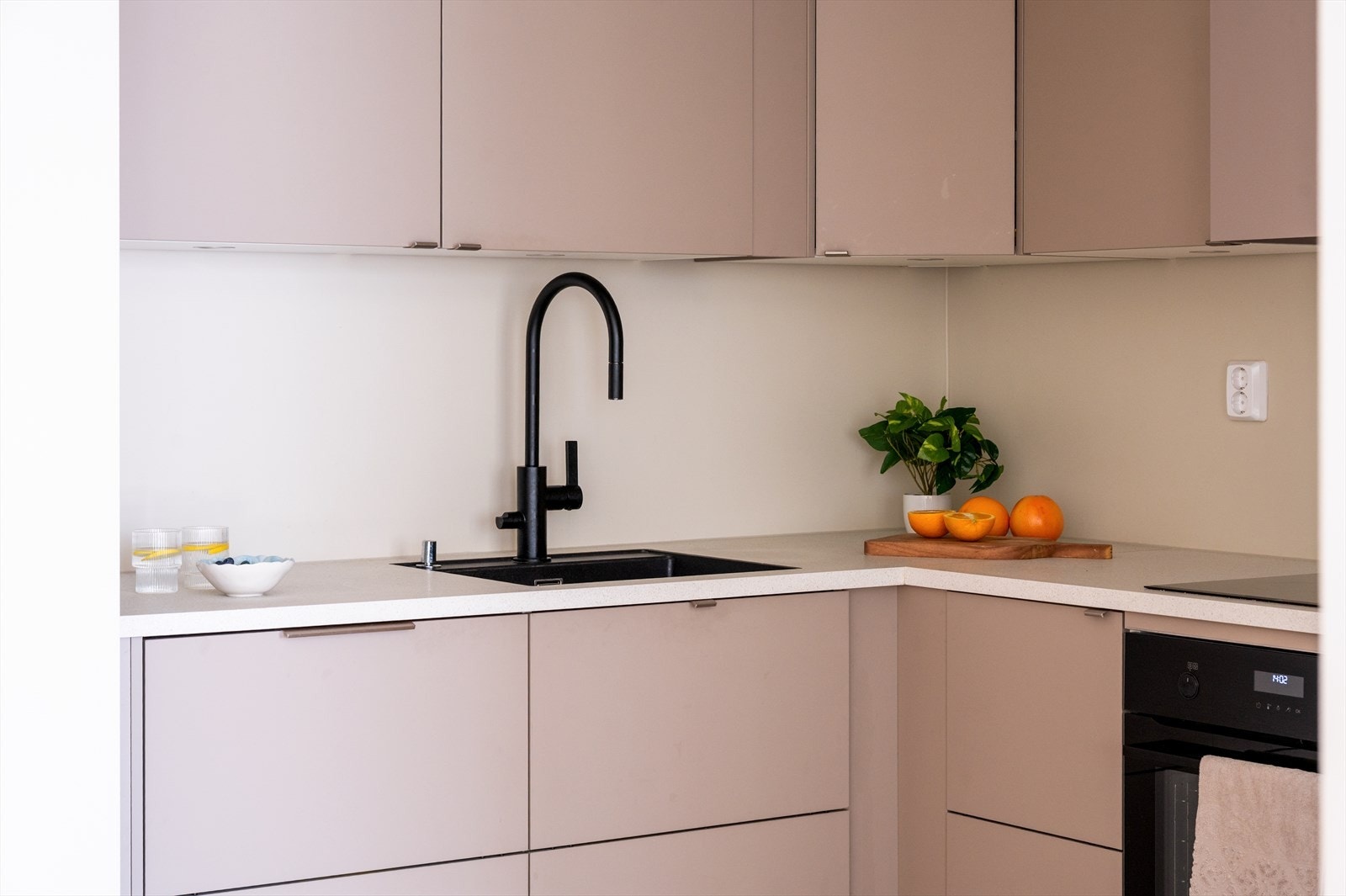 Nedfelt oppvaskkum i kompositt med sort ettgrepsarmatur og uttrekk gir både funksjon og et elegant uttrykk Galleribilde