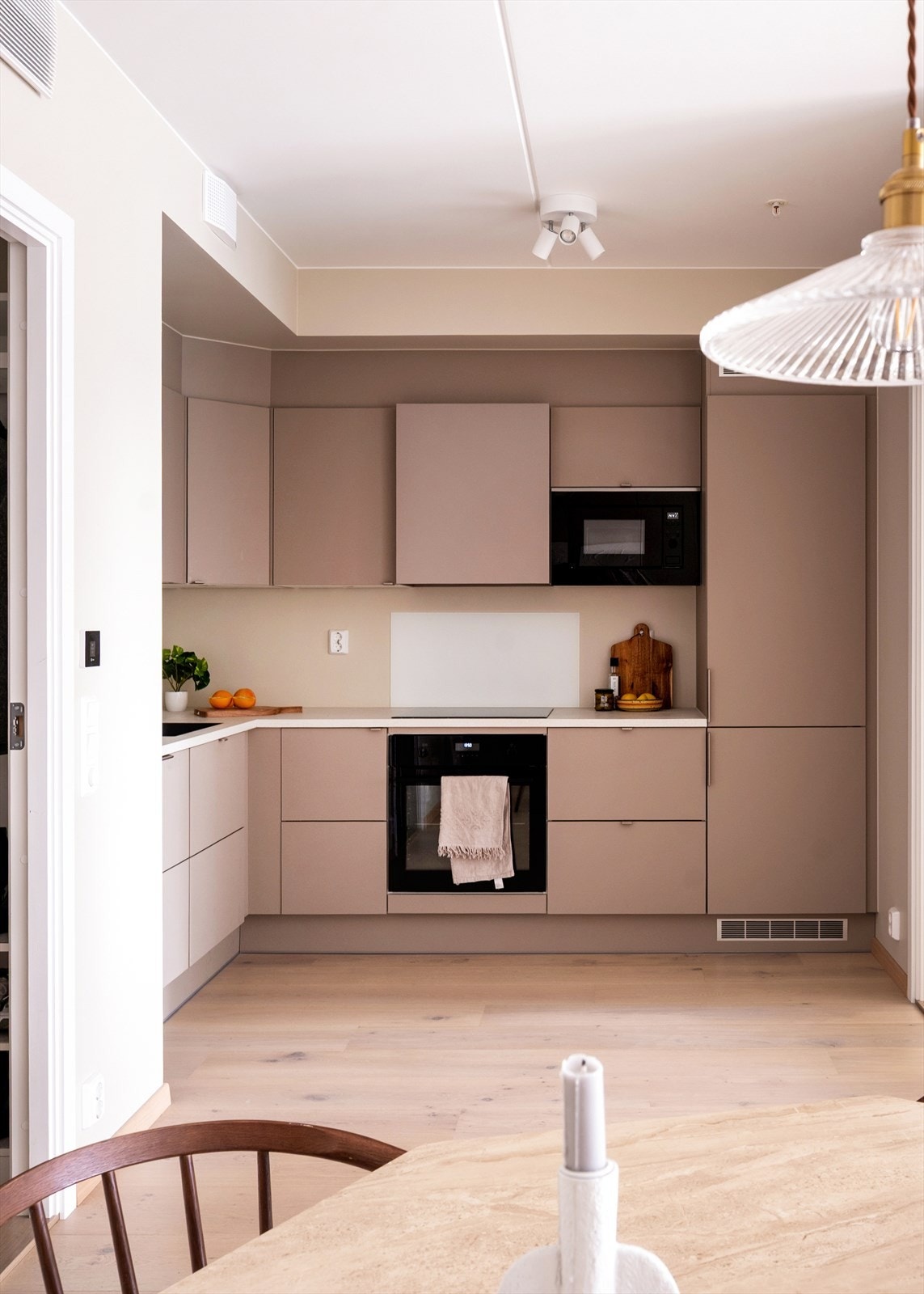 Innredningen er ført høyt opp mot taket og gir rikelig med oppbevaringsplass Galleribilde