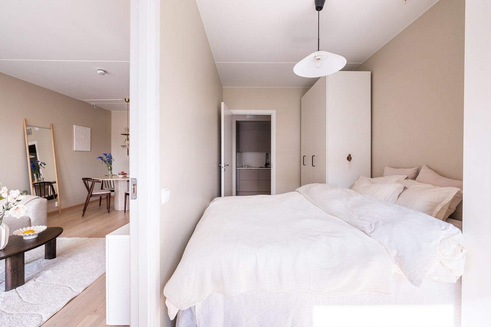 Direkte og praktisk adgang til soverom fra kjøkken og stue Galleribilde