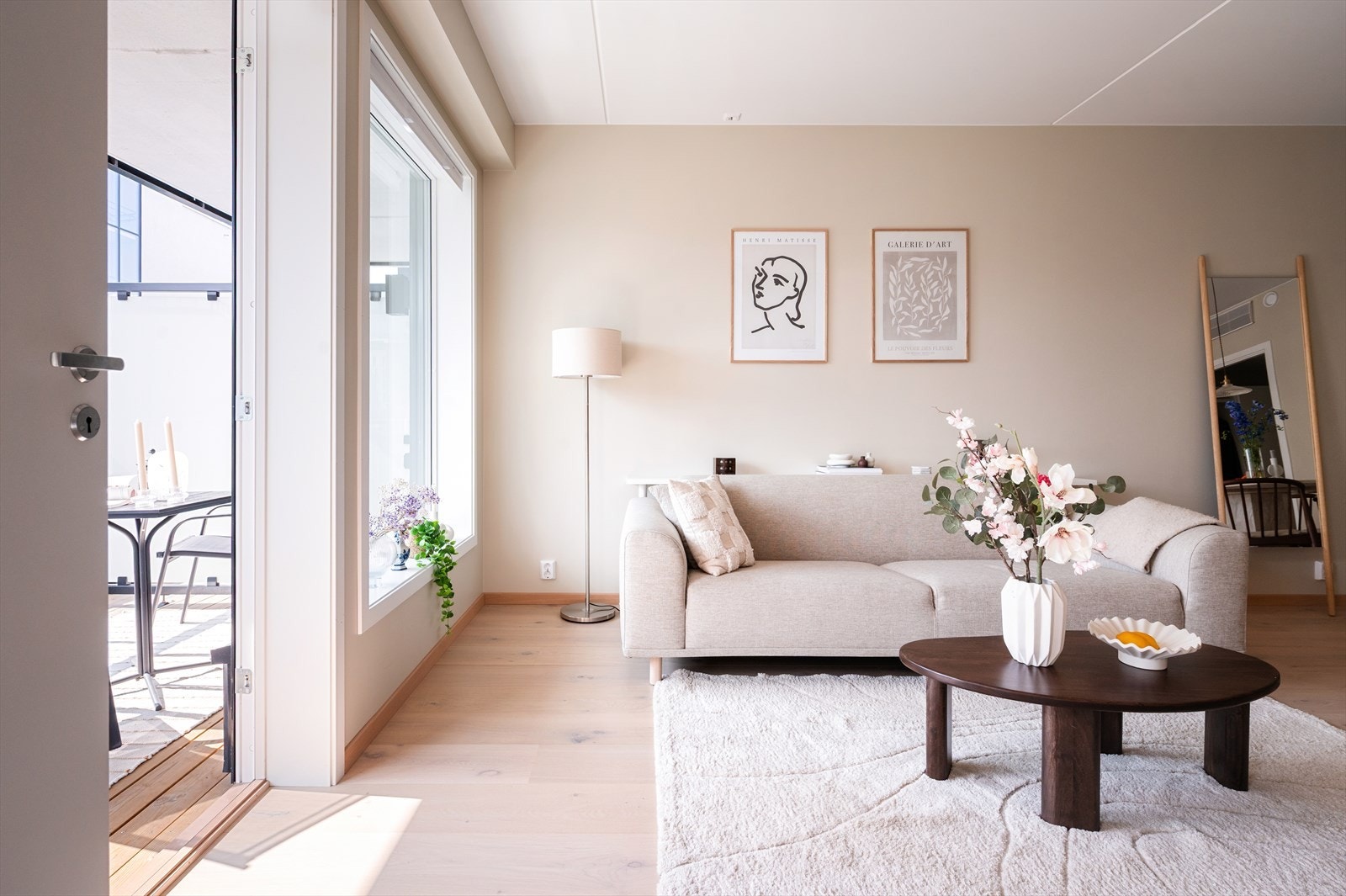 Rommet har 1-stavs eikeparkett som gir et eksklusivt preg, samt slette, malte vegger som gir en moderne og stilren ramme Galleribilde