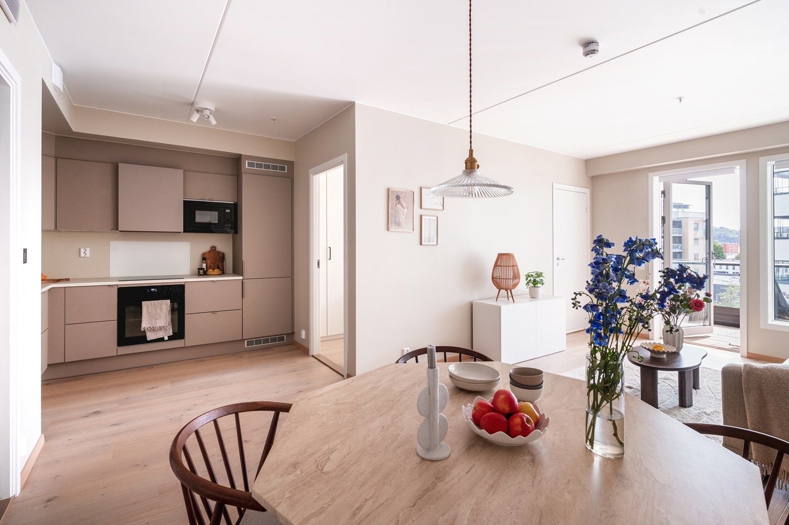 Moderne Aubo-kjøkken med stilrene grå/beige glatte fronter og lyse, laminerte benkeplater Galleribilde