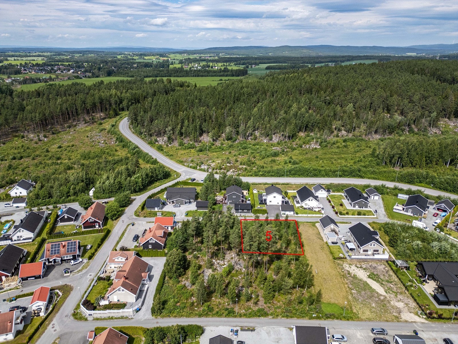 Tomten er på 788kvm. De angitte grensene på bildene er kun veiledende og ikke nøyaktige mål. Galleribilde