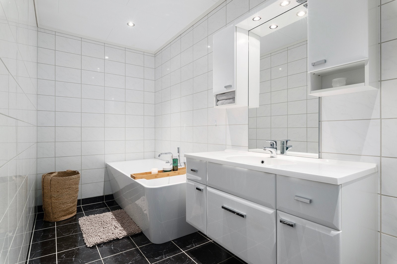 Badrommet i hovedetasjen er helfliset, har badekar og en romslig innredning med helstøpt servant. Galleribilde