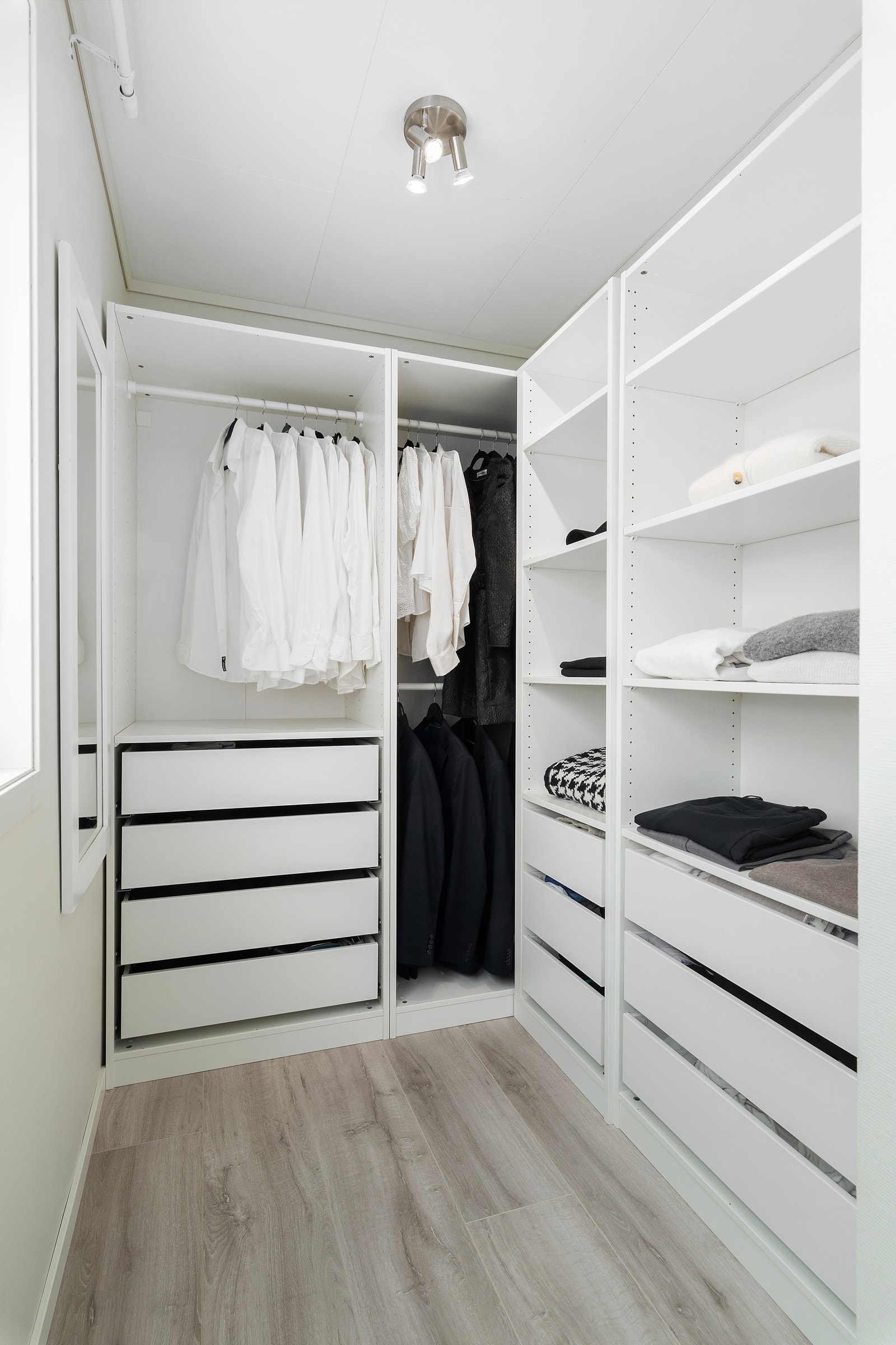 Her er det god plass til alt av klær, sko og væsker. Galleribilde