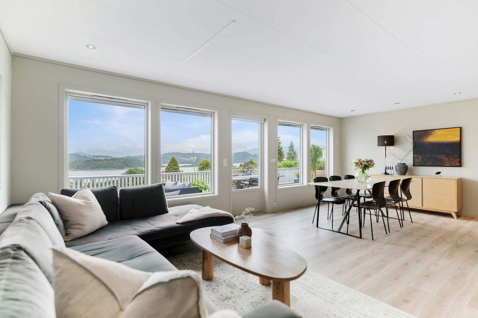 Vi kommer inn i den romslige stuen og blir møtt med den flotte utsikten. Galleribilde