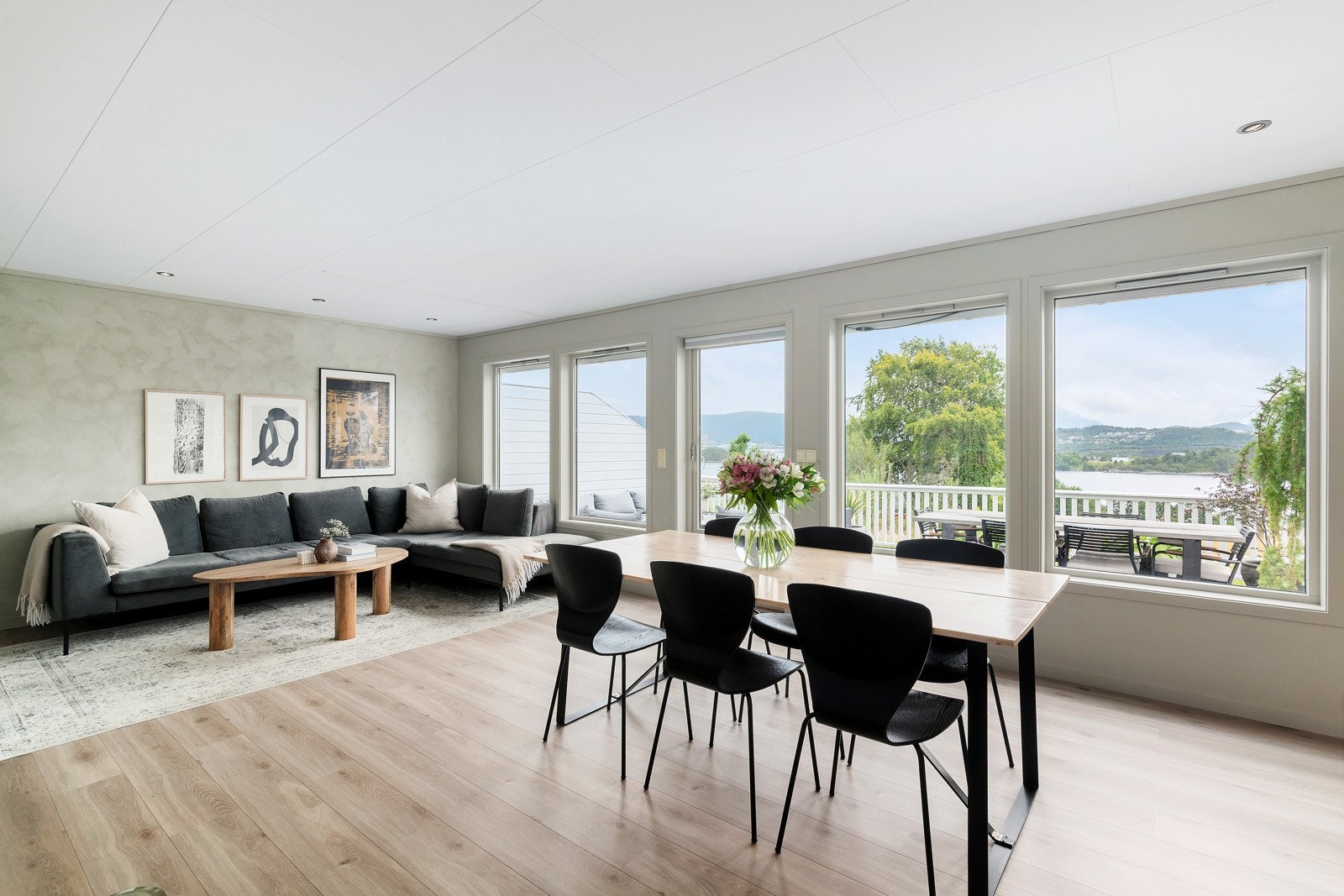 De store vindusflatene gir rikelige med naturlig lysinnslipp. Galleribilde